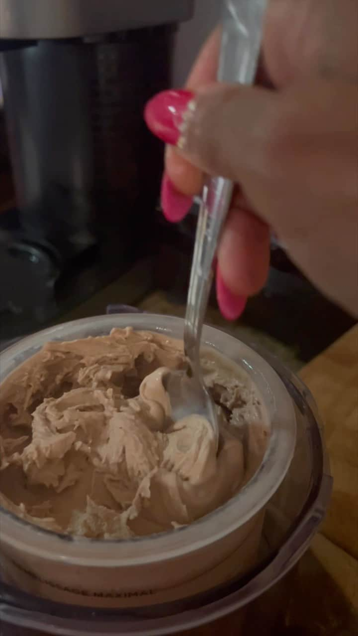 ティファニー・ハインズのインスタグラム：「I’m in ❤️ with an appliance! This @ninjakitchen CREAMI machine is straight SORCERY and I’m here for itttt!   Check out my Chocolate Cookie Butter Protein Ice Cream Recipe Below! It’s got a whopping 40g of protein per pint and uses @corenutritionals Rocky Road Puddn mix with casein! Insanely good guys! #notsponsored   1 scoop Rocky Road Puddn Protein  3/4 c Almond milk 1/4 c Fairlife Chocolate Lactose free milk 1 container Oikos Vanilla Protein yogurt  - Mix well and freeze overnight - Blended on Ice Cream in my Ninja CREAMi with 2 re-spins  -Add 1 tbsp Speculoos cookie butter and  press the mix-in button on your CREAMi machine -Die and go to protein ice cream heaven  Macros w/ cookie butter  Serving: 1 pint Calories 415 Protein: 40 Carbs: 31 Fats: 15  Macros w/o cookie butter Calories: 325 Protein: 39 Carbs: 23 Fat: 9 #ninjacreamirecipes #ninjacreami #ninjacreamicreations #ninjacreamirecipe #ninjacreamiproteinicecream」