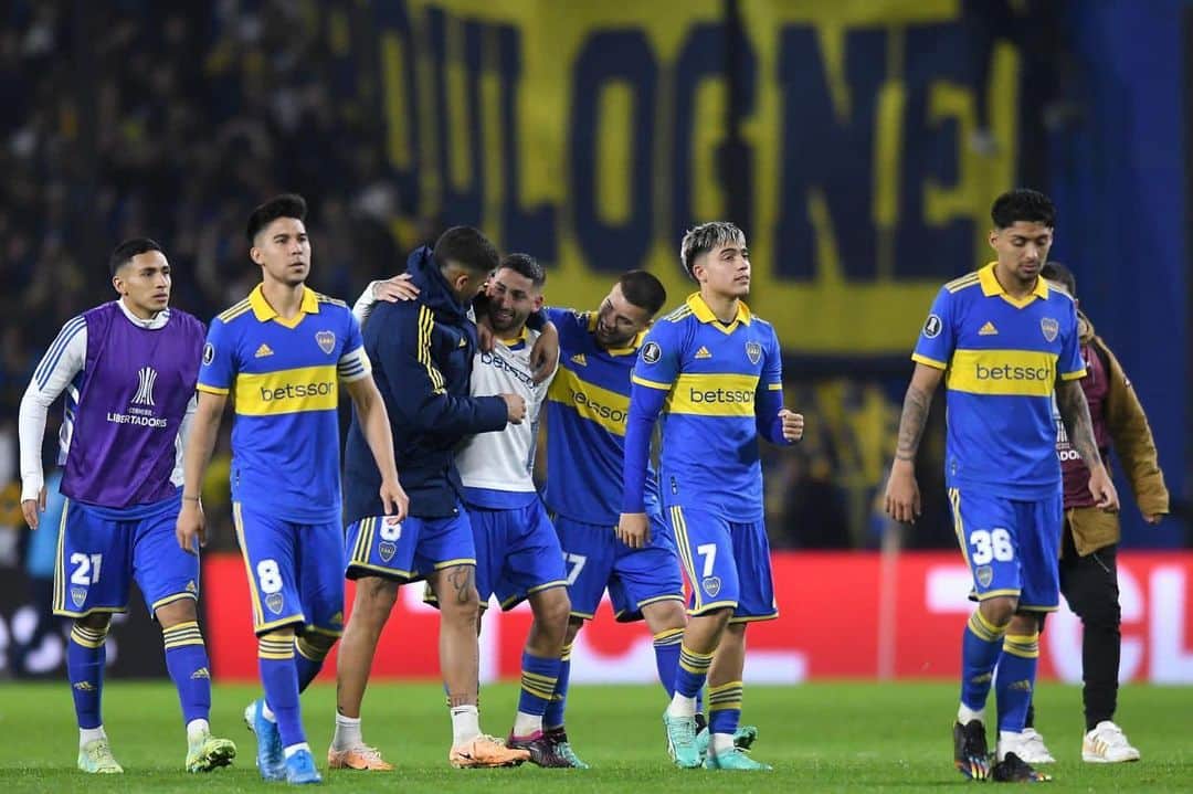 マルコス・ロホのインスタグラム：「Feliz por pasar a los cuartos de la @libertadores muy feliz por volver a jugar esta cancha hermosa con toda nuestra gente en una noche mágica de copa. Y por estar en tu ultimo partido por ahora con esta camiseta @alan_varela01 te vamos a extrañar amigo」