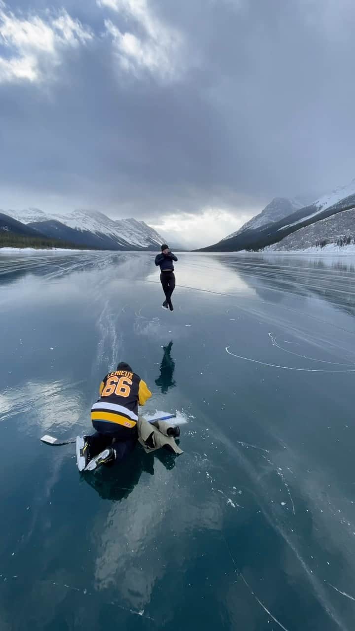 ブライス・シューダックのインスタグラム：「Bringing back an absolute favourite video from one of my most favourite days from last year. 🙂  Filmed by @warrensharpephotography   #wildice #figureskating #frozenlake #spraylakes #ice #skating #canmore #banff #kananaskis #alberta #canada #favourite #moment」