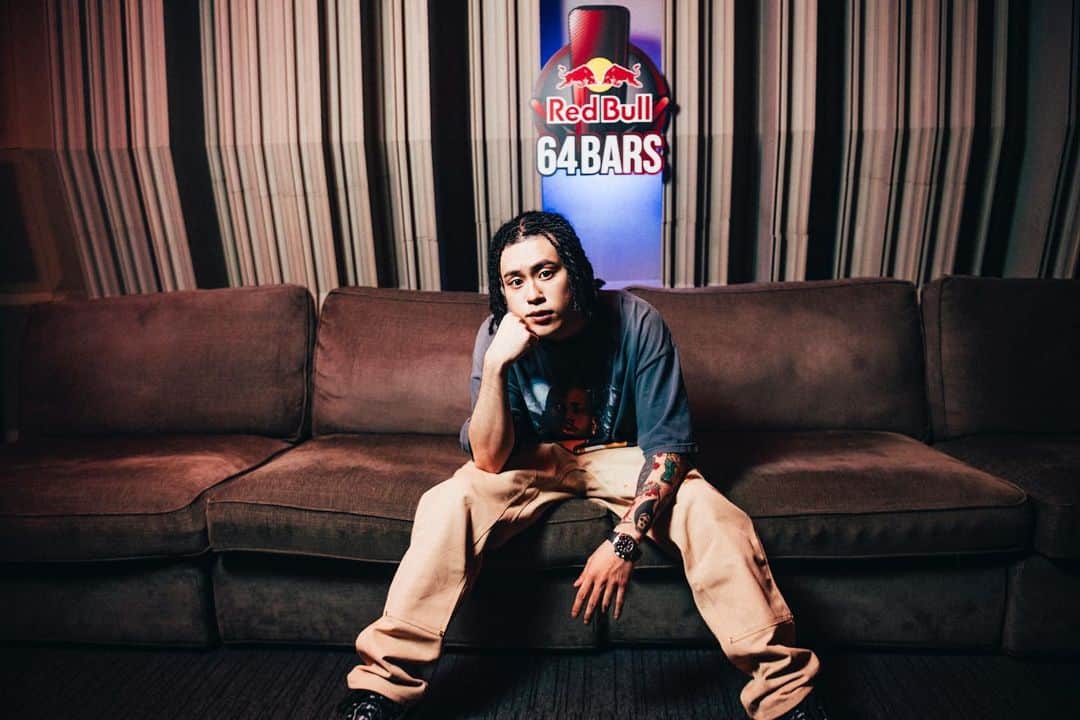 VIGORMQNのインスタグラム：「Red Bull 64 Bars もう見た？🔥 今の自分が出せるフルパワーのRhyme Talkin'を 書いたつもりやから是非聴いてほしい🤝🏼 もしまだ見てない人がいたら最初から最後まで 64小説通して聴いてくれたら嬉しい！！ @hokuto184 制作のビートもクソヤバいぞ🤯 Big s/o to @redbulljapan Arigaaato❤️‍🔥」