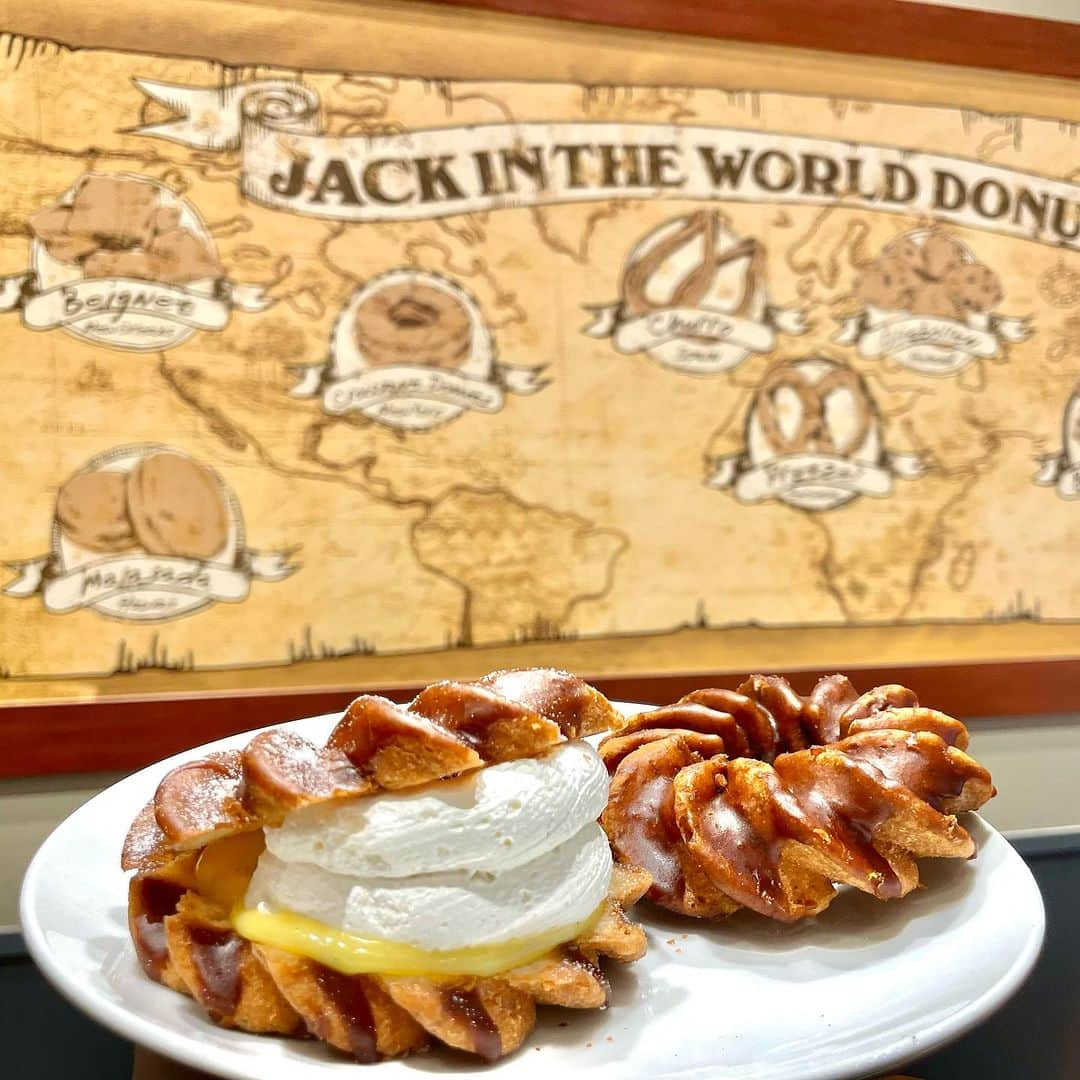 jackinthedonuts -ジャックインザドーナツ-のインスタグラム：「新感覚のカヌレドーナツシリーズ🍩 みなさまもう食べましたか😋  カヌレドーナツのおいしさの秘訣は カヌレのもっちり感を出すために作った オリジナル生地へのこだわりです🙌  ほろ苦いカラメルグレーズをかけて再現しました❣️  大人気の生カヌレドーナツではカスタードとホイップをサンドし、なめらかな食感に🫧  季節商品ではマンゴークリームや完熟バナナミルククリームをサンドしております🍌🥭  明日からお盆休みの方も多いのではないでしょうか🙌 外に行く機会が増えると思いますが 暑い夏の暑さに負けないよう、エネルギーチャージしていきましょう💪  #jackinthedonuts #ジャックインザドーナツ #🍩  #新作jack #期間限定スイーツ #新商品 #夏 #夏限定 #summer  #カヌレドーナツ  #生カヌレドーナツ  #チョコバナナカヌレドーナツ  #ココナッツマンゴーカヌレドーナツ  #ドーナツ #ドーナツ好き #ドーナツ専門店 #おうちおやつ #手土産  #お土産スイーツ #スイーツ #デザート」