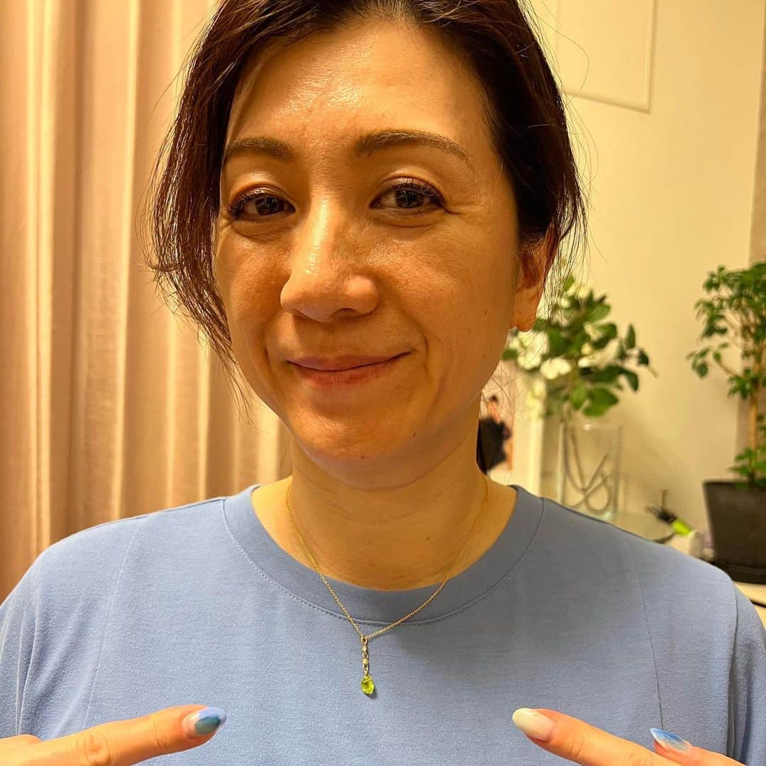 野々村友紀子さんのインスタグラム写真 - (野々村友紀子Instagram)「少し長くなりますが、、お誕生日に、バイトをしている長女から、８月の誕生石ペリドット🍐のネックレスをプレゼントしてもらいました😭  頑張って働いた大切なお金、全部自分のことに使ったらいいのに😭十代の頃のバイト代の大切さを自分も知っている分、こんな贈り物にはとっても感激しちゃいます。  小さな頃から、自分の少ないお小遣いから母の日やお誕生日には必ずプレゼントやお花を買って、カードを書いて、お祝いしてくれる長女。 父の日もパパの誕生日も妹の誕生日も。  自分の欲しいものだってあるだろうに、後回しにして家族のお祝いごとをいつも優先してくれるところは、修士くんにそっくり。 本当に優しい人に育ってくれてありがとう。  そしていつも長女の後ろから「お誕生日おめでとうー🎉」と、一番元気に盛り上げてくれる次女😊  あたかも「一緒に買いました」的な顔で、ほぼ勝手に長女に乗っかりプレゼントですが、これがまたかわいい😍 何もいらんのよ、そうやってお祝いしてくれるだけで幸せです。  我が子ながら、我が夫ながら、こんなステキな人たちに出会えたんなら、ほんとに生まれて来てよかったな。  そして毎回、自分の若い時のことを思い出しては反省。自分はこんなに大切にできてたかな？ もっと若い頃からお父さんお母さんのお祝いごとを大切にしたらよかったな。  生まれて来てよかった。 産んでくれてありがとう。 今年は特に同時に深く感謝できた誕生日でした。  そして この機会にペリドットを調べてみたら、この薄いグリーンの宝石は古代から「太陽から飛んできた石」と呼ばれ、地球の深い深いところで生成され、火山の噴火などによってマグマと共に地表に出てくるというすんごいパワーのありそうな石でした。  しかも宝石になるのは、マグマと地表との厳しい温度差に耐え、美しさを保った状態のものに限られるそう。  宇宙から来るペリドットもあるらしく、地球に落下する全隕石の中のわずか1%のみに該当する隕石にわずかに含まれ、その中でもほとんどは地球に落ちる過程で熱や衝撃の影響を受けて飴色に変色してしまう中、奇跡的に美しいオリーブグリーンカラーを保った状態のもののみがペリドットとして宝石になるそう。  なんかすごい、、 「マグマからだろうが宇宙からだろうが生き残って輝いてやるぜ感」が、共感できます😆笑  複屈折率が高く、暗闇でも輝く強い力を持っていることから、「夫婦愛」「運命の絆」「幸せ」を象徴するそうで、これもうれしい。  今まで「８月の誕生石ってなんか地味じゃない？なんやねんペリドットて。もっと誰でも知ってるパッとした石がええなあ」と思っていたけど、こうやって調べてみたら灼熱生まれの８月にぴったりのものすごいパワーや底力を感じるし、めっちゃ愛着が湧いて来た！！ やっぱなんでも調べないとあかんね。  ということで、８月生まれの皆さん！がんがんペリドットを身につけて、どんな状況からも必ず這い上がって輝き、暗闇でも周りを照らす人生を歩みましょう🔥」8月10日 12時05分 - nonomura_yukiko