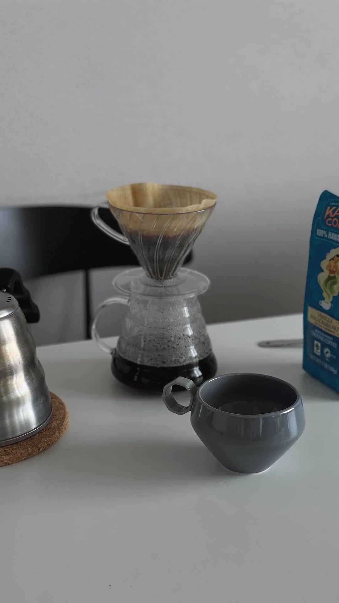 Yuki Ide | 井手 祐来のインスタグラム：「今朝のコーヒー☕️ あかりに貰ったハワイのコーヒー豆がめちゃくちゃ美味しくて 新色のeniマグでコーヒー淹れてみた🤍✨ #coffee#コーヒー#コーヒータイム#morningcoffee#eniマグ#KAUAICOFFEE」