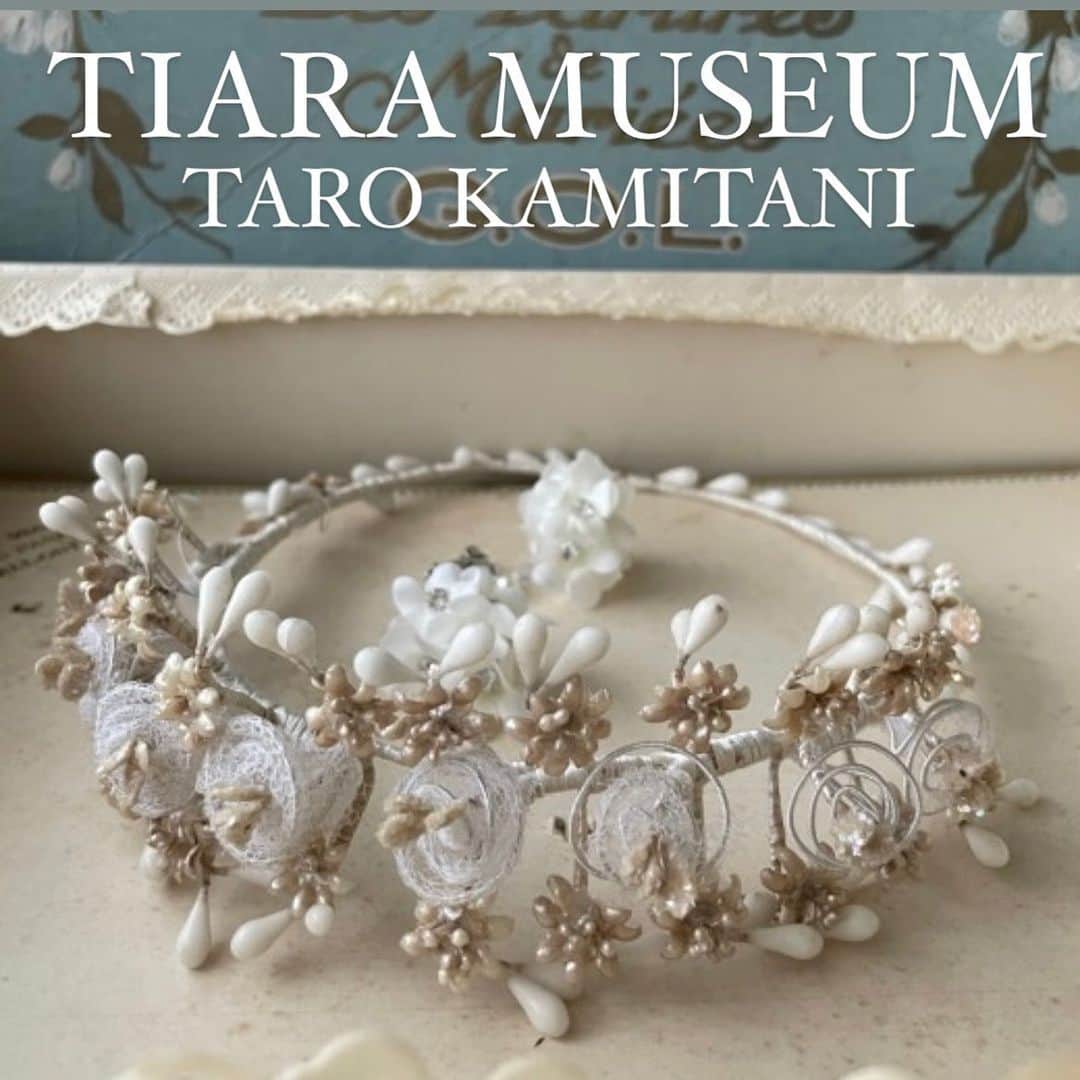 Taro Kamitani 世界初のティアラデザイナーさんのインスタグラム写真 - (Taro Kamitani 世界初のティアラデザイナーInstagram)「100年以上前の、 超繊細なワックスフラワー製。  ローワックスと レースで作られた花と蕾、 レースの糸で表現されたバラの花冠。  作り手の温かい想いや センスまで伝わってきます。 まさに、時を超える ロマンスを表現した ティアラです。  ヴィクトリア時代、この花冠は、 繁栄と多産の象徴として、 花嫁が身につけ、 子や孫の結婚式へと 受け継がれていきました。  ギリシャ神話の中で、 ゼウスとヘラが 結婚の際に使用されたことが 由来です。  【TIARA MUSEUM TARO KAMITANI】収蔵ティアラ作品 @tiaramuseum  ---  8/19 ルグラン軽井沢ホテル&リゾート模擬挙式体験にて、 『アンティークティアラ』達を、特別試着いただけます💐 @legrandkaruizawa_wedding」8月10日 12時08分 - tarokamitani_tiaradesigner