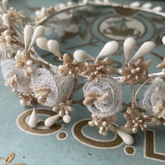 Taro Kamitani 世界初のティアラデザイナーさんのインスタグラム写真 - (Taro Kamitani 世界初のティアラデザイナーInstagram)「100年以上前の、 超繊細なワックスフラワー製。  ローワックスと レースで作られた花と蕾、 レースの糸で表現されたバラの花冠。  作り手の温かい想いや センスまで伝わってきます。 まさに、時を超える ロマンスを表現した ティアラです。  ヴィクトリア時代、この花冠は、 繁栄と多産の象徴として、 花嫁が身につけ、 子や孫の結婚式へと 受け継がれていきました。  ギリシャ神話の中で、 ゼウスとヘラが 結婚の際に使用されたことが 由来です。  【TIARA MUSEUM TARO KAMITANI】収蔵ティアラ作品 @tiaramuseum  ---  8/19 ルグラン軽井沢ホテル&リゾート模擬挙式体験にて、 『アンティークティアラ』達を、特別試着いただけます💐 @legrandkaruizawa_wedding」8月10日 12時08分 - tarokamitani_tiaradesigner