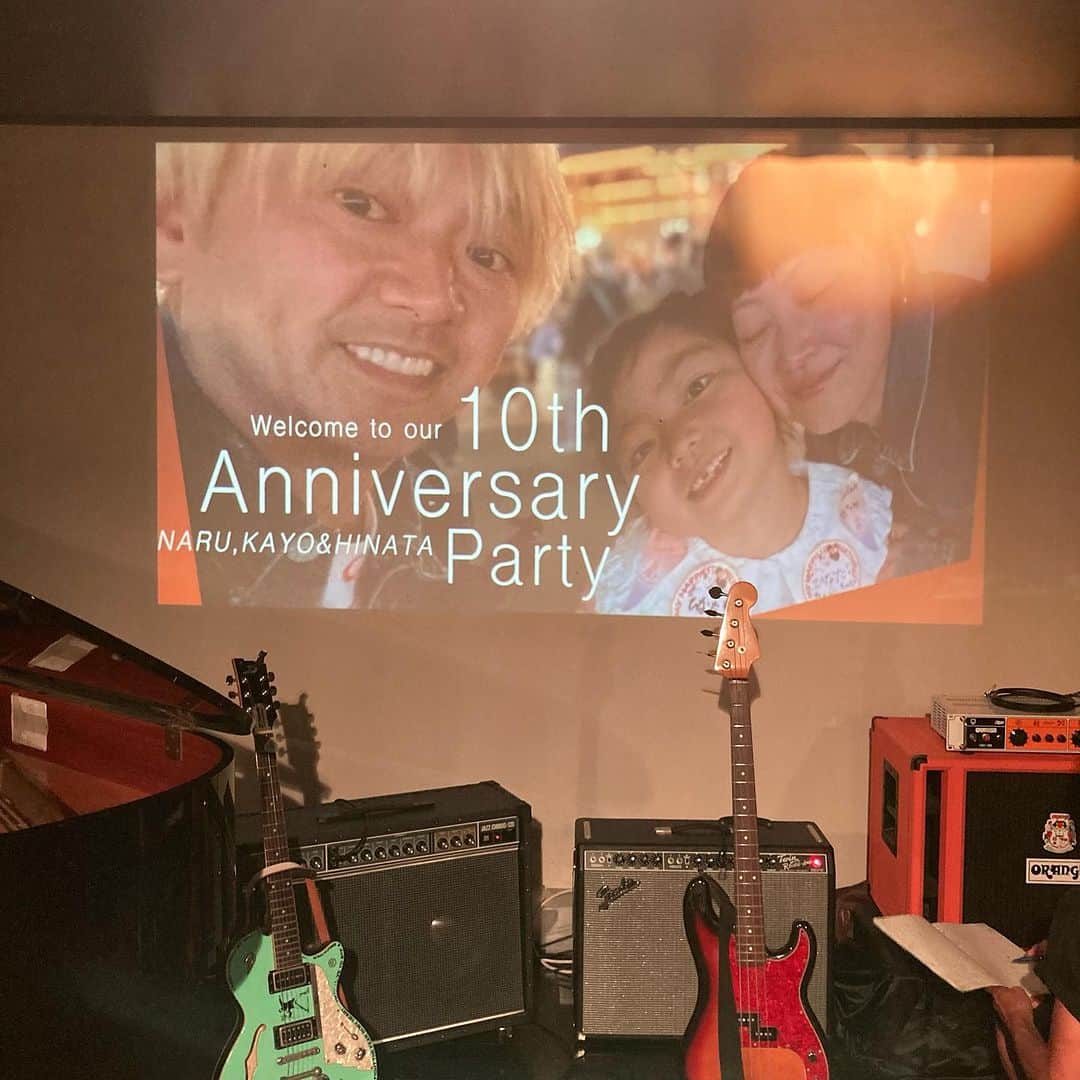 田中和さんのインスタグラム写真 - (田中和Instagram)「【再投稿】 8/5川本家族の10周年パーティでした！ 10年前の婚礼パーティと同様、ヴォルコフノーマンが軸となりステージ・楽器まわりを承った流れから今回もやらせてもらいました。 皆さまのパフォーマンス素晴らしかったです！ステージ上ご不便をおかけし申し訳ありませんでした。 個人的には、今回音響まわりを一手に引き受けてくれた平田くん(Swinging Popsicle・武内享Rockshow) 、忙しい中ホントにありがとう！ 川本ファミリーに関わりのある声優・俳優・ミュージシャン・パフォーマー・芸人・デザイナー・制作会社が一同に会す 素敵な宴、もう最高でした！ 皆さまありがとうございました。 ナルくん・カヨちゃん・ひなた 10周年おめでとう🎉🎉🎉 #川本成 #羽賀佳代 #nelkeplanning #萩本企画 #あさりど #headgoonie #ヴォルコフノーマン #disgoonies  (写真掲載不具合だった為、再編集しました🙏)」8月10日 12時09分 - kazz620