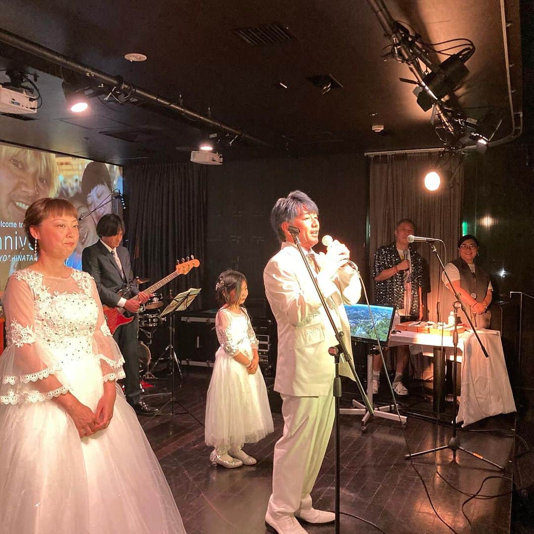 田中和さんのインスタグラム写真 - (田中和Instagram)「【再投稿】 8/5川本家族の10周年パーティでした！ 10年前の婚礼パーティと同様、ヴォルコフノーマンが軸となりステージ・楽器まわりを承った流れから今回もやらせてもらいました。 皆さまのパフォーマンス素晴らしかったです！ステージ上ご不便をおかけし申し訳ありませんでした。 個人的には、今回音響まわりを一手に引き受けてくれた平田くん(Swinging Popsicle・武内享Rockshow) 、忙しい中ホントにありがとう！ 川本ファミリーに関わりのある声優・俳優・ミュージシャン・パフォーマー・芸人・デザイナー・制作会社が一同に会す 素敵な宴、もう最高でした！ 皆さまありがとうございました。 ナルくん・カヨちゃん・ひなた 10周年おめでとう🎉🎉🎉 #川本成 #羽賀佳代 #nelkeplanning #萩本企画 #あさりど #headgoonie #ヴォルコフノーマン #disgoonies  (写真掲載不具合だった為、再編集しました🙏)」8月10日 12時09分 - kazz620