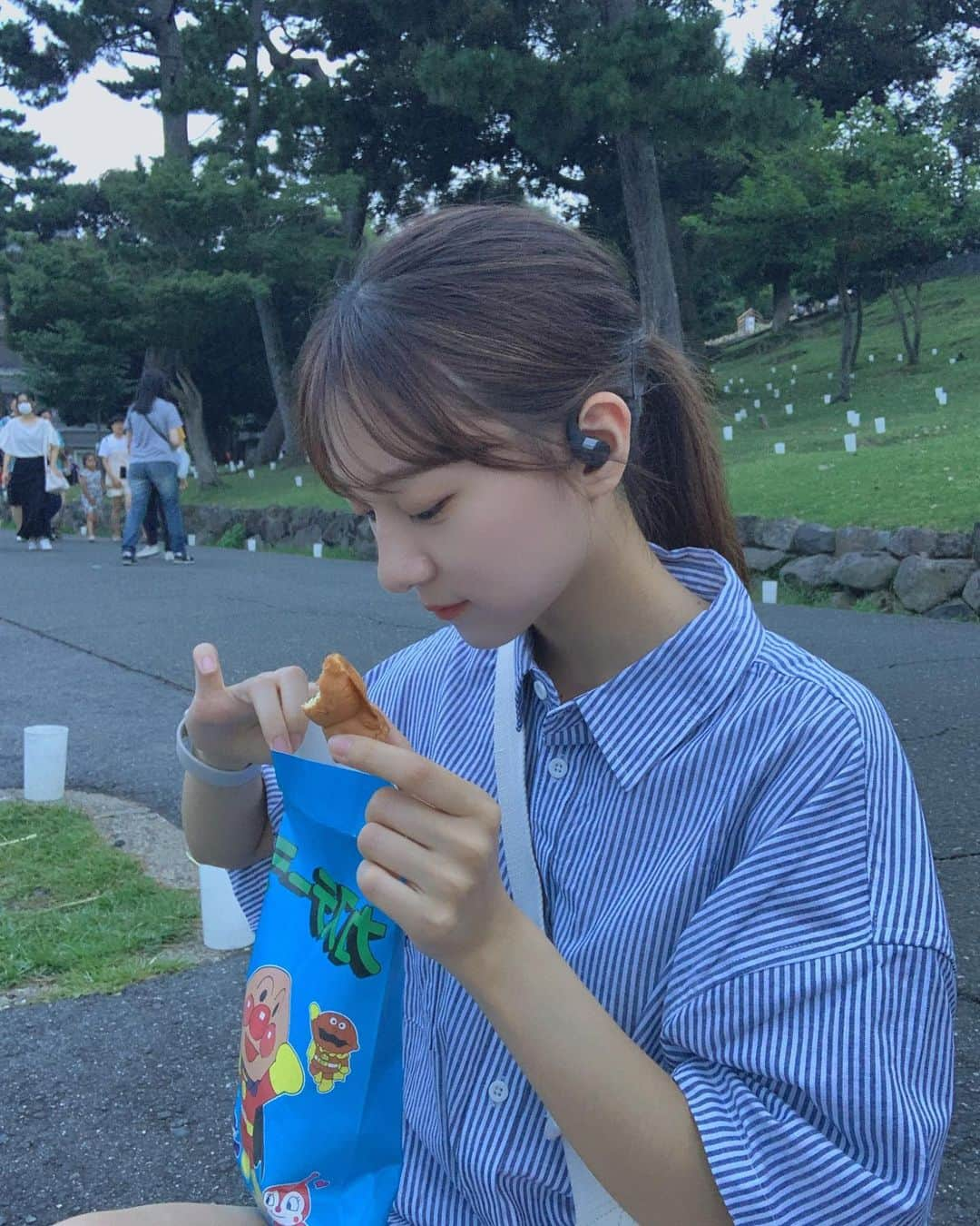 友恵温香さんのインスタグラム写真 - (友恵温香Instagram)「奈良の燈花会行ってきた！ 鹿もいっぱい屋台もいっぱい、 お祭り最高🫶 ・ 頂いたイヤホンも、服装に合わせて使ってこ🤍初めてこの形使ったけど、めっちゃ軽くて耳が痛くならないから有難い😭 ・  #燈花会  #お祭り #祭り  #奈良 #夏 #openfit #オープンイヤー #完全ワイヤレスイヤホン #ながら聴き  #shokz  #pr」8月10日 12時15分 - haruka7700