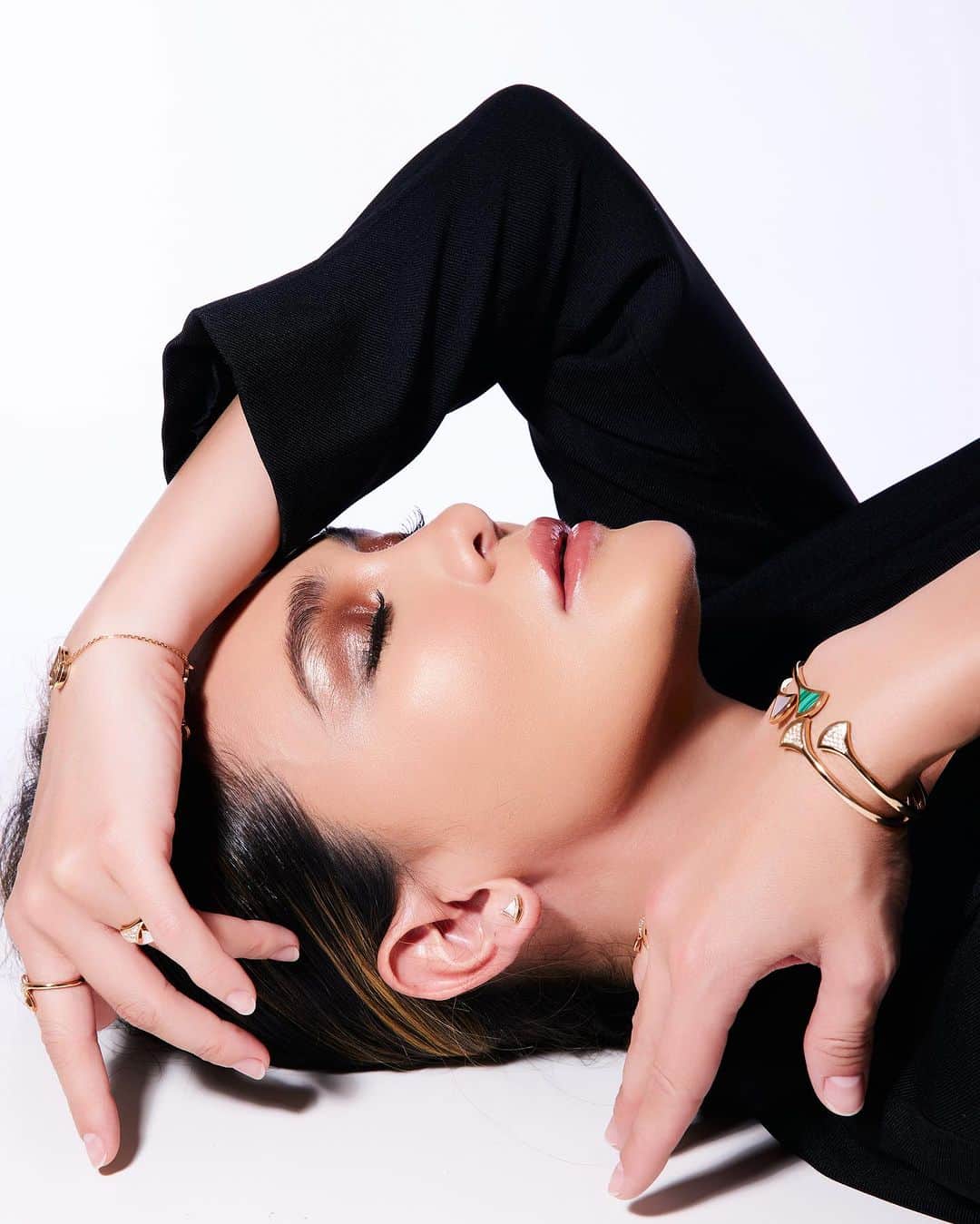 ルナ・マヤのインスタグラム：「Play around with @Bulgari Diva’s Dream collection, a colorful and classy design to channel the Diva in me ✨   #Bulgari #BulgariJewelry #DivasDream」