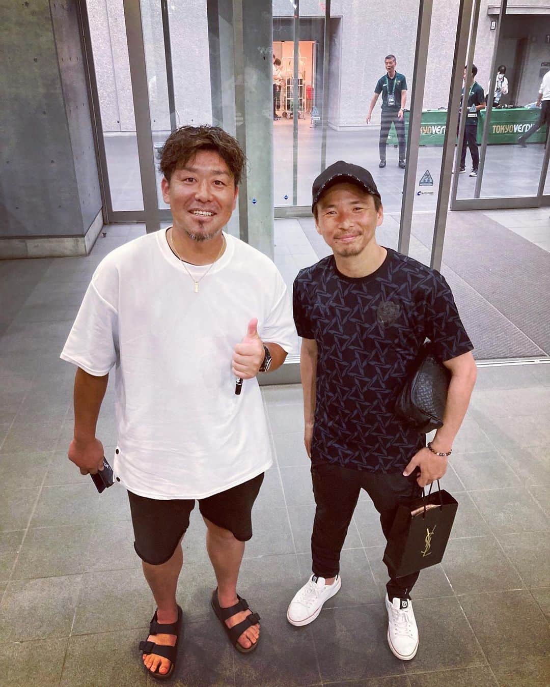 黒羽根利規さんのインスタグラム写真 - (黒羽根利規Instagram)「8月6日 清水エスパルスVS東京ヴェルディ  たかし君より5メートル前に出て写真撮ってます😂 顔デカいからや〜  子供達に最高の思い出のプレゼントしてくれてありがとう😍  #乾貴士　選手 #ただただカッコよっ #黒羽根利規 #ただただ顔デカっ #権田修一　選手 #疲れてる所ありがとうございました #ベンジャミンコロリ　選手 #ナイスガイすぎる件 #子供の目がキラキラ #子供に夢を与えられる職業ってステキ」8月10日 12時27分 - toshiki_k42