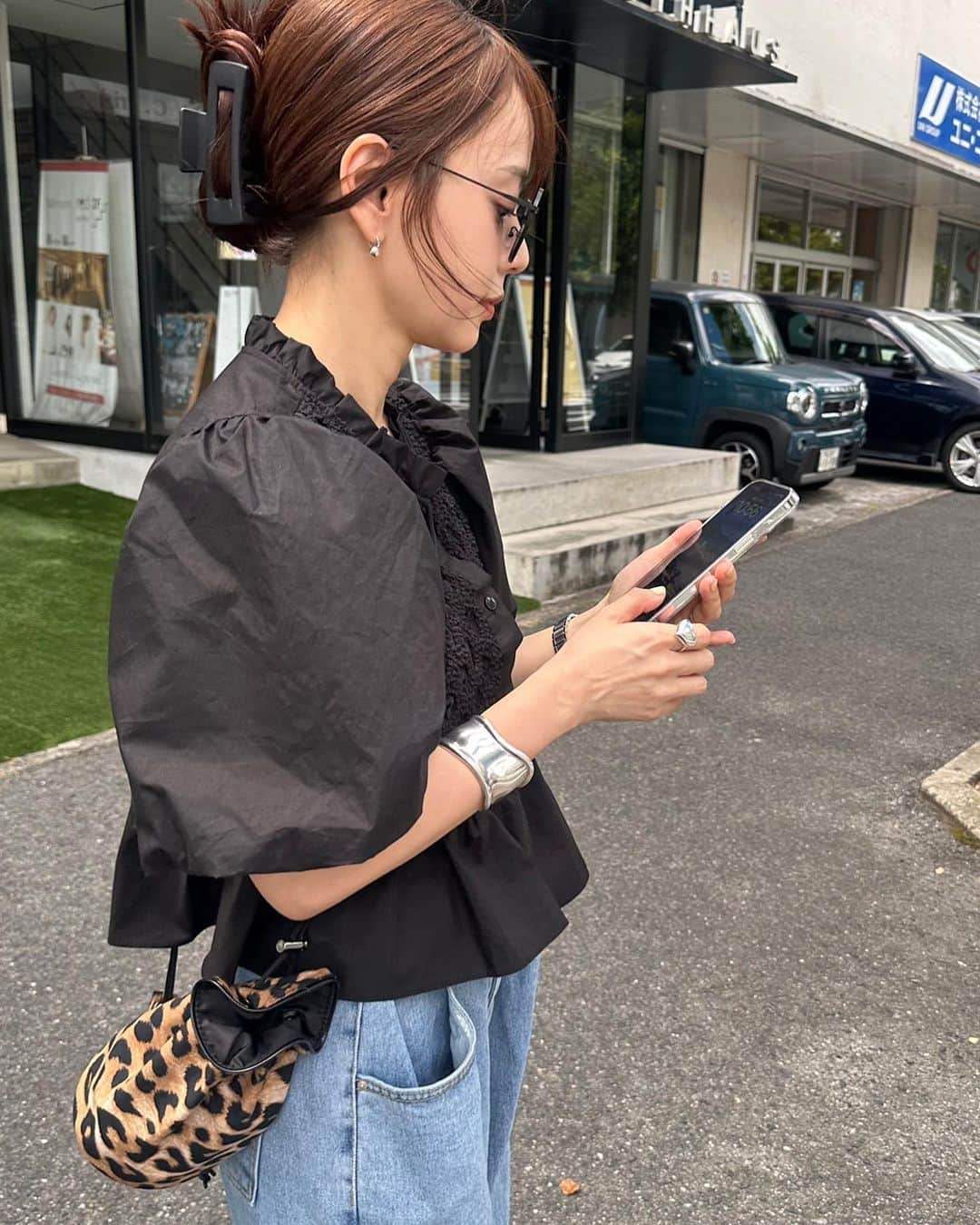 おまめ（Miki）のインスタグラム：「coordinate❤︎ 最近お気に入りでよく着てるブラウス。 私はやはり少し甘めテイストの洋服が 好きなようです🐸！ ⁡ 今夜21:00~発売なんだけど 色悩むよね・・どうしよう・・  👨🏻‍🦲 ⁡ ⁡ tops  @agawd__select  denim  @agawd__select  bag @agawd__select  pierce @agawd__select  bangle @tiffanyandco  hair clip #高速ターミナル 🇰🇷」