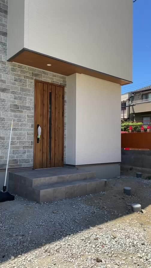 homelife 夢を叶える暮らし方のインスタグラム：「西宮北口店 兵庫県神戸市長田区片山町 吹抜けリビングが心地よい開放感あふれる邸宅🏠  8月11日〜13日 8月19日〜20日 で完成見学会も実施致します！ ご予約はホームページからお気軽に！」