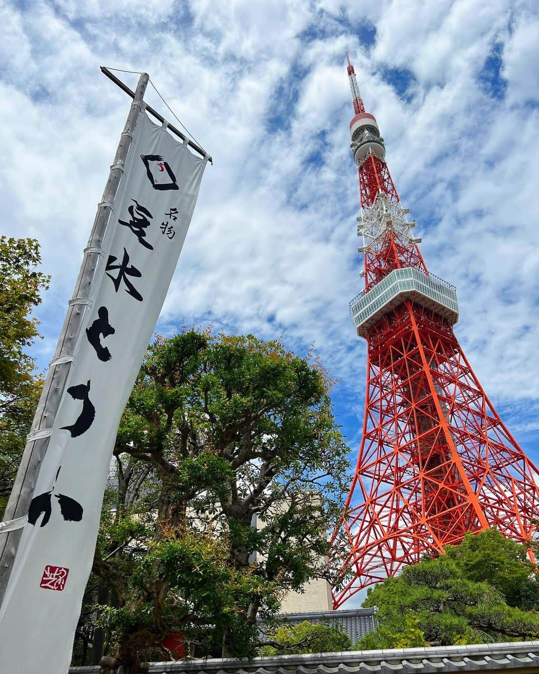 小田飛鳥さんのインスタグラム写真 - (小田飛鳥Instagram)「先日、家族のお祝いごとで芝にある #とうふ屋うかい さんへ🥢 呑み食いの好きだった祖父を連れて行きたくて遺影を持っていったのですが、お店の方が「お祖父様に…」と日本酒を下さって🥹 感激して泣いてしまいました🥲 家族のお祝い事はうかい亭さんが多く、もう少しでコンプリート出来そうです✨ #うかい亭 #芝とうふ屋うかい #東京タワー #東京タワー🗼 #tokyo #tokyotower #🗼 #japanesegirl #asiangirl」8月10日 12時33分 - asuka_oda_0320