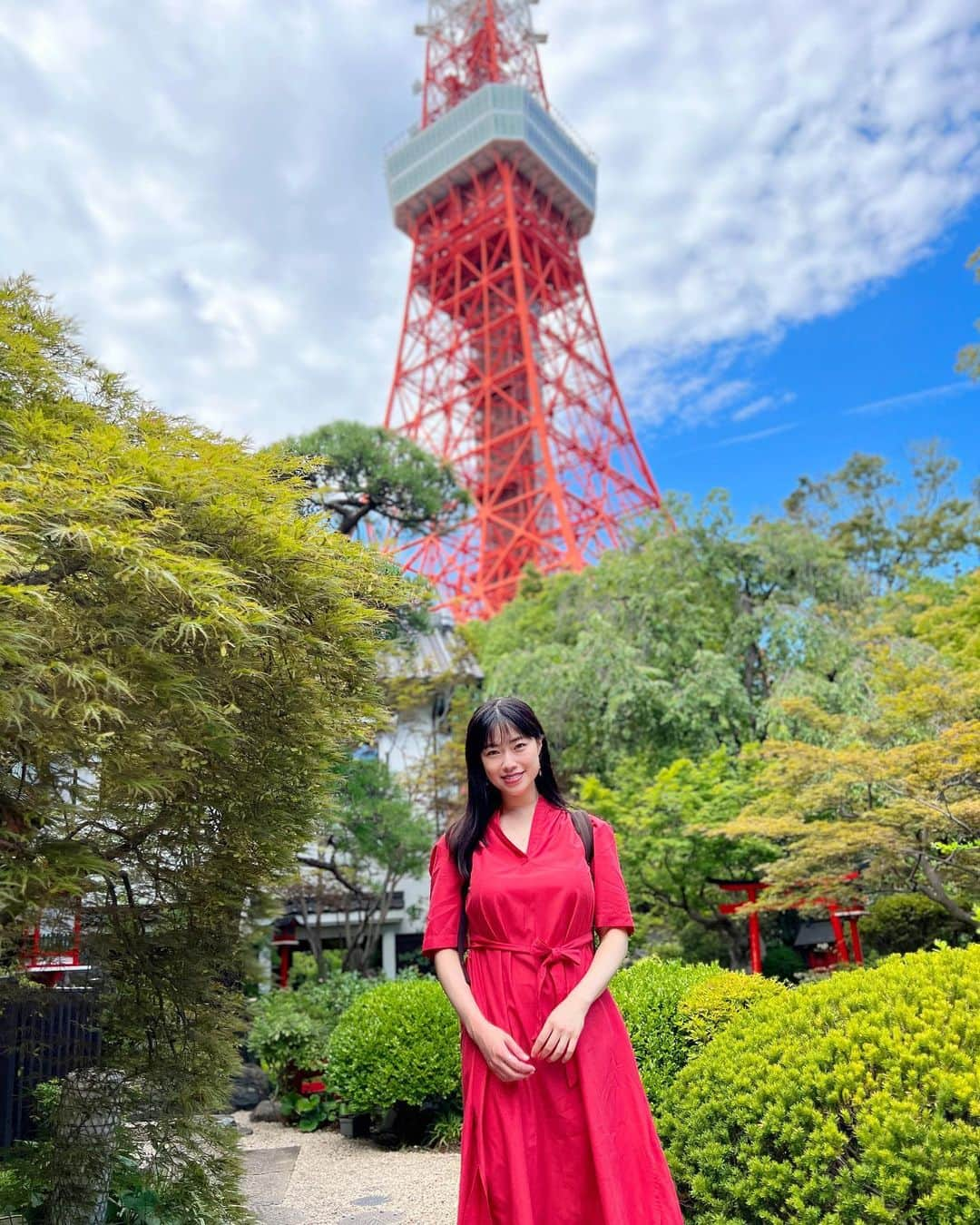 小田飛鳥のインスタグラム：「先日、家族のお祝いごとで芝にある #とうふ屋うかい さんへ🥢 呑み食いの好きだった祖父を連れて行きたくて遺影を持っていったのですが、お店の方が「お祖父様に…」と日本酒を下さって🥹 感激して泣いてしまいました🥲 家族のお祝い事はうかい亭さんが多く、もう少しでコンプリート出来そうです✨ #うかい亭 #芝とうふ屋うかい #東京タワー #東京タワー🗼 #tokyo #tokyotower #🗼 #japanesegirl #asiangirl」