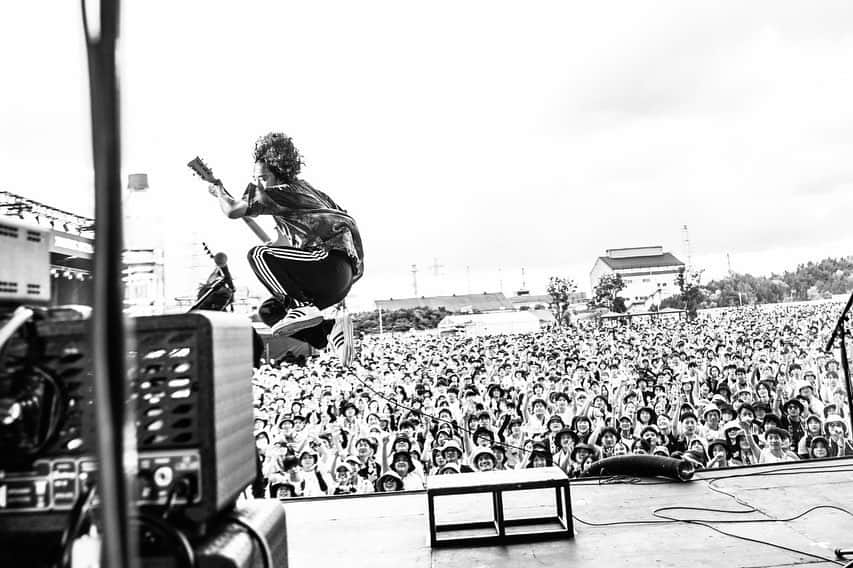 谷口鮪のインスタグラム：「先日のロッキンジャパン！ 熱い夏、一緒に作ったね🔥 Photo by @yusuke_mphoto   A festival to love. I've been reading special issues of this festival since I was in high school. I hope to be able to attend next year!」