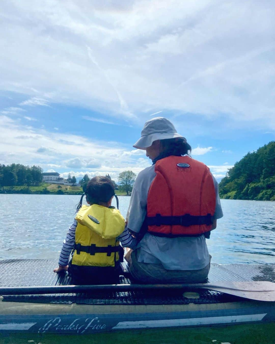 岩本憧子さんのインスタグラム写真 - (岩本憧子Instagram)「. 北竜湖SUP🏄 娘は初SUPでした〜✨ 水が大好きな娘はボードの上より水の中に入れろと猛抗議🤣 . 気持ち良くプカプカ浮いてました笑 . 今回森本家が遊びに来てくれて楽しくて濃い2日間に🤍 娘も同い年のたいちゃんからいっぱい刺激をもらいました〜✌️ . ありがと〜🥳 . . #nozawagreenfield  #SUP #北竜湖　 #nozawa #nozawaonsen  #野沢温泉」8月10日 12時42分 - akoiwamoto