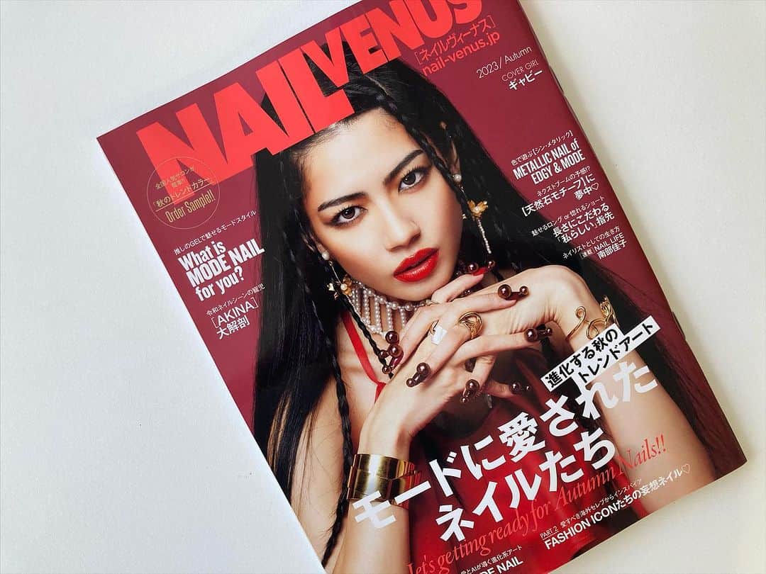 宇田川大輔のインスタグラム：「『NAIL VENUS（8月12日発売号）』最新号【2023_Autumn】表紙ビジュアル、本日情報解禁！！  ◾️話題作に出演中の【ギャビー】、1年ぶりに本誌カバーに登場！  1年ぶりに本誌のカバーを飾ってくれたのは、現在Netflix独占配信『オオカミちゃんには騙されない』に出演し大きな話題を呼んでいるモデルのギャビーさん。今号ではモードなエッセンスが詰まったネイルアート（3ポーズ）での撮影が実現。また、最近は、サスティナブルへの関心が一層高まったというギャビーさんのインタビューも掲載。特集では、「モードに愛されたネイルたち」と題して、「最新【Y3K】モードネイル」や「ファッションアイコンたちの妄想ネイル♡」、推しのジェルネイルで魅せるモードスタイルなどに注目を。さらに、インスタグラムでのフォロワー数は17万人を超えるという令和ネイルシーンの寵児ともいわれる「ネイルアーティスト【AKINA】大解剖」特集も読み応え十分!! そして、色で遊ぶ【シン・メタリック】特集や、【天然石モチーフ】ネイル特集、魅せるロング or 惚れるショートネイル特集など、注目のスペシャル企画が続いている。  媒体制作にあたり、大変貴重なご尽力をいただきましたネイリスト様、企業様、スタッフ様へ心から感謝申し上げます。皆様のおかげで、また一つ最高の一冊になりました。本当にありがとうございます。感謝とリスペクトを込めて。  【Cover Staff】 Model_GABBY（@gabby1020） Photo_Junji Moroi（Rooster）（@junjimoroi） Nail Art_saori（AN.LOOM）（@an.loom） Styling_Saki Hiramatsu（@saki911.619） Hair&Make_KATO（TRON）（@katohairmake） Design_Yoshitatsu Yamaya（ma-hgra） Edit_Daisuke Udagawa（M-3） （@udagawadaisuke）  【Costume】 トップス、パンツ、チュールスカート すべて（@shiroma_official）」