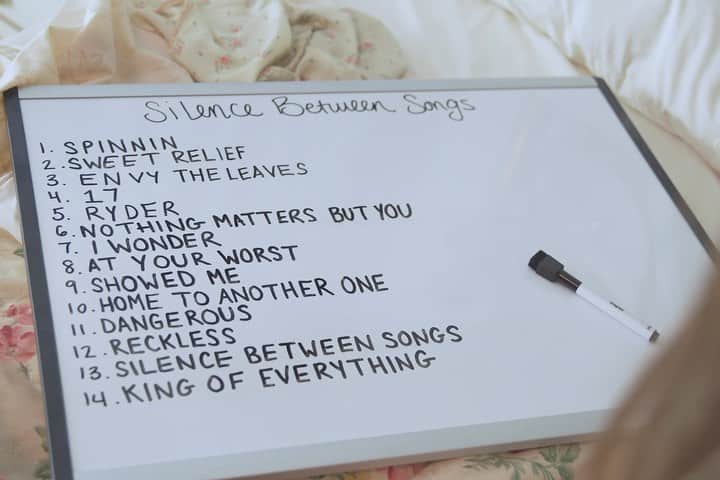 マディソン・ビアーのインスタグラム：「SILENCE BETWEEN SONGS TRACKLIST REVEAL 🤍 9/15 !!! PRE SAVE IN BIO !!!」