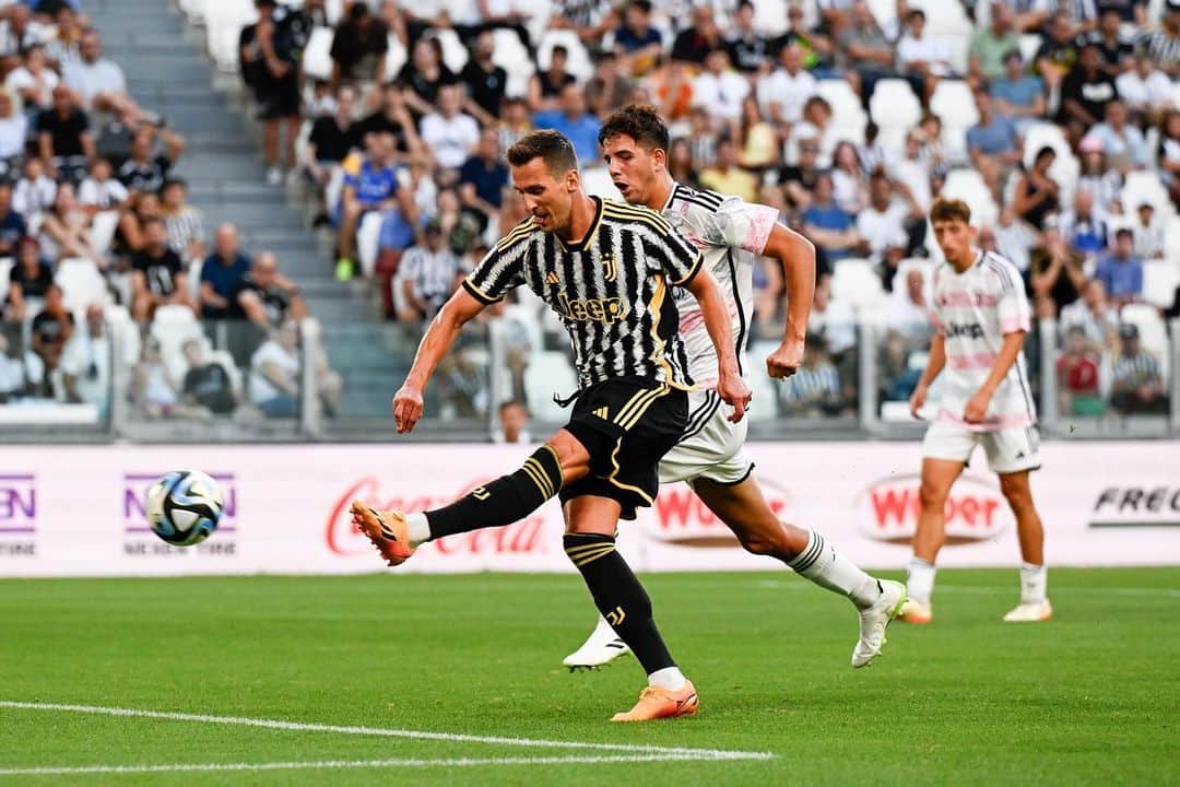 アルカディウシュ・ミリクのインスタグラム：「Nice to come back home 🏟️⚪️⚫️」