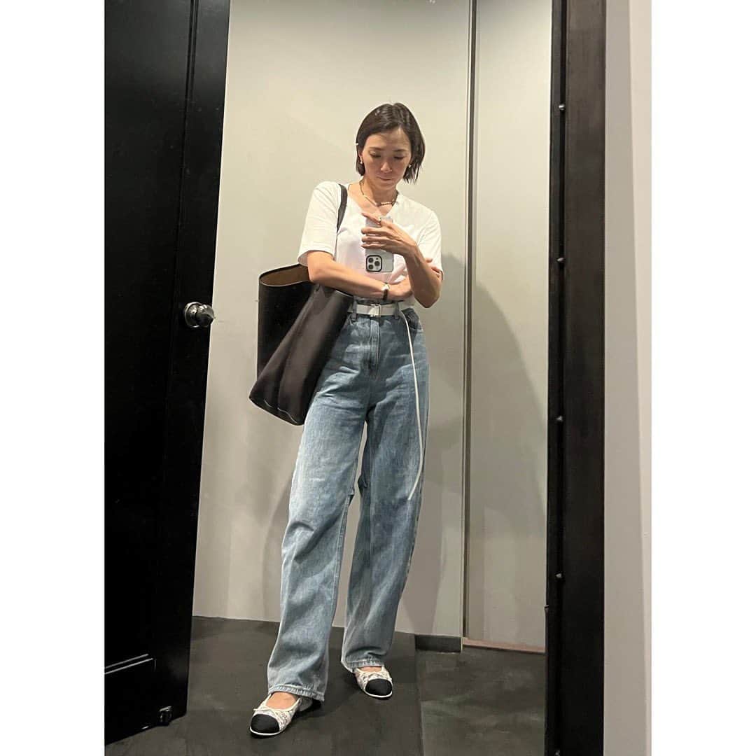 高橋志津奈のインスタグラム：「昨日はずーっとスタジオだったのでラフな格好で🤭 . #shizunascoordinate #denim #デニムスタイル」