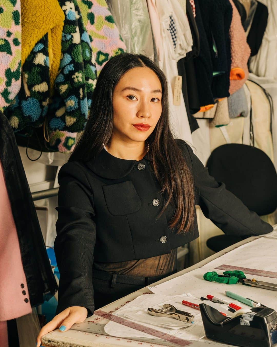 New York Times Fashionのインスタグラム：「The fashion designer Sandy Liang has built a namesake brand known for its buzzy collaborations and twists on nostalgia.  @sandyliang started the brand in 2014, after graduating from Parsons School of Design. Many of the brand’s most beloved pieces were inspired by Liang’s childhood wardrobe. In 2019, a playful, bold fleece became something of a holy grail among fashion insiders. In 2022, when Liang introduced her line’s first shoe, a Mary Jane flat with a pointe toe that conjures after-school ballet lessons, the initial inventory of about 800 pairs sold out in two days.   Her collaboration with @baggu, which was released this week, quickly sold out, too. Before the collaboration dropped, dozens of people shared DIY versions of a nylon shoulder bag with thin bows on its sides on TikTok. Bows, Liang said, were a part of “this whole childhood emblem thing,” along with other symbols — hearts, stars and flowers — that have become motifs in her designs.  The childhood nostalgia underlying Liang’s work can also bum her out. “I’m obsessed over something that I can actually never return to,” she said.  Tap the link in our bio to read more from @jtes about Sandy Liang. Photo by @jeenahmoon」