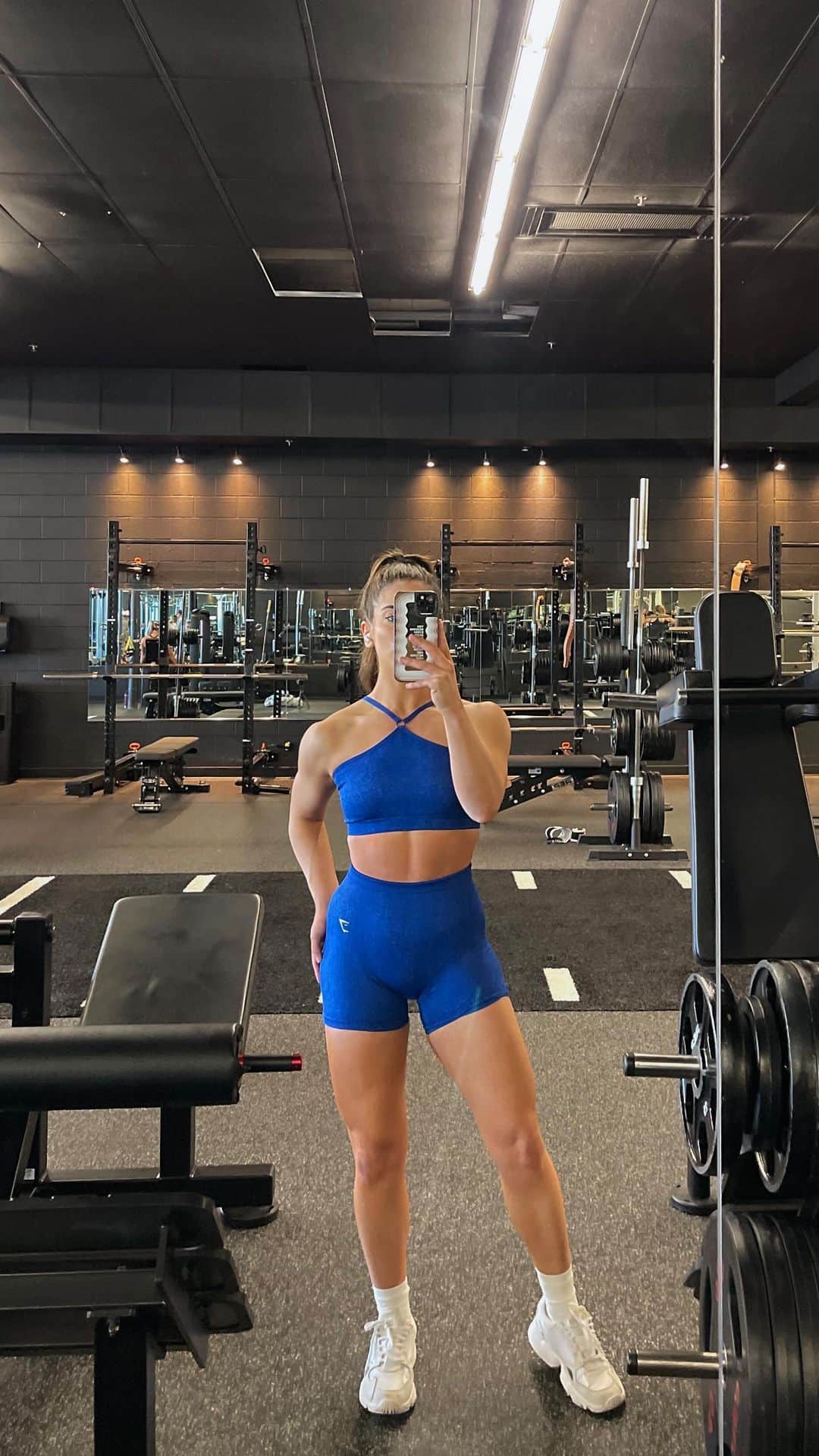 Paige Reillyのインスタグラム：「Another leg dayyy 🦋💙🫐🐬 Full workout listed down below!⁣ ⁣ * Hip thrusts: 4 x 6-10⁣ * DB sumo squats: 4 x 8-10⁣ * DB RDL’s: 4 x 8-10⁣ * Smith machine squats: 3 x 10 (coming to a full stop / pause at the bottom)⁣ * Smith machine reverse lunges (front foot elevated): 3 x 10 each leg⁣ ⁣ ♡ Outfit: @gymshark 🥲⁣ AND I’m so excited to share that I am officially working with Gymshark & you can use code “PAIGER” for 10% off your order 🥹💕 ⁣ ⁣ ⁣ #fitnessworkouts #gymmotivation #gymfit #gymsharkwomen #gymshark」