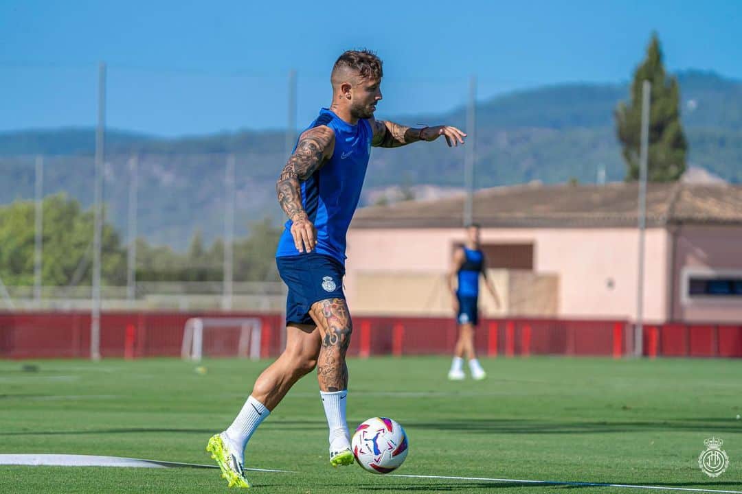 パブロ・マフェオのインスタグラム：「Que empiece la fiesta🎊⚔️🗡️ @laliga」