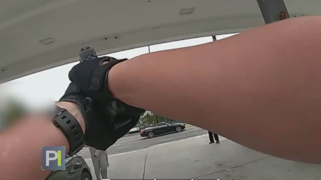 Primer Impactoのインスタグラム：「➡️ Abaten a tiros a una mujer que golpeó a varias personas con una barra metálica y trató de agredir a un agente tras ignorar la orden de detenerse.  📺 Más en #PrimerImpacto a las 5pm/ 4C por @univision」