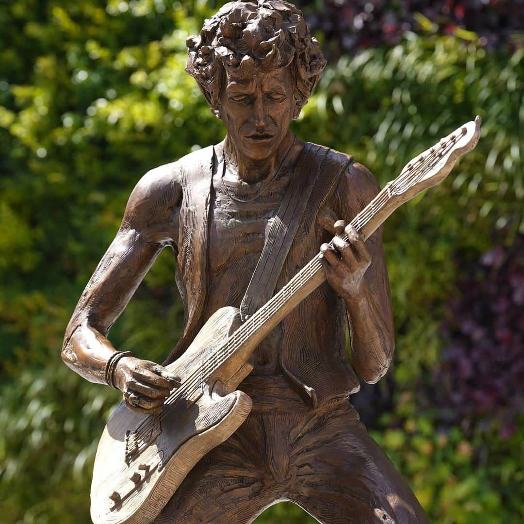 The Rolling Stonesさんのインスタグラム写真 - (The Rolling StonesInstagram)「Statues of Mick and Keith have been unveiled in their hometown of Dartford, Kent!  Created by renowned sculptor Amy Goodman, the bronze sculptures have been named ‘The Glimmer Twins’.   Did you know there are also several streets in Dartford named after Rolling Stones songs, including Little Red Walk, Angie Mews and Ruby Tuesday Drive!  #therollingstones #mickjagger #keithrichards #mickandkeith #sculptures」8月10日 4時28分 - therollingstones