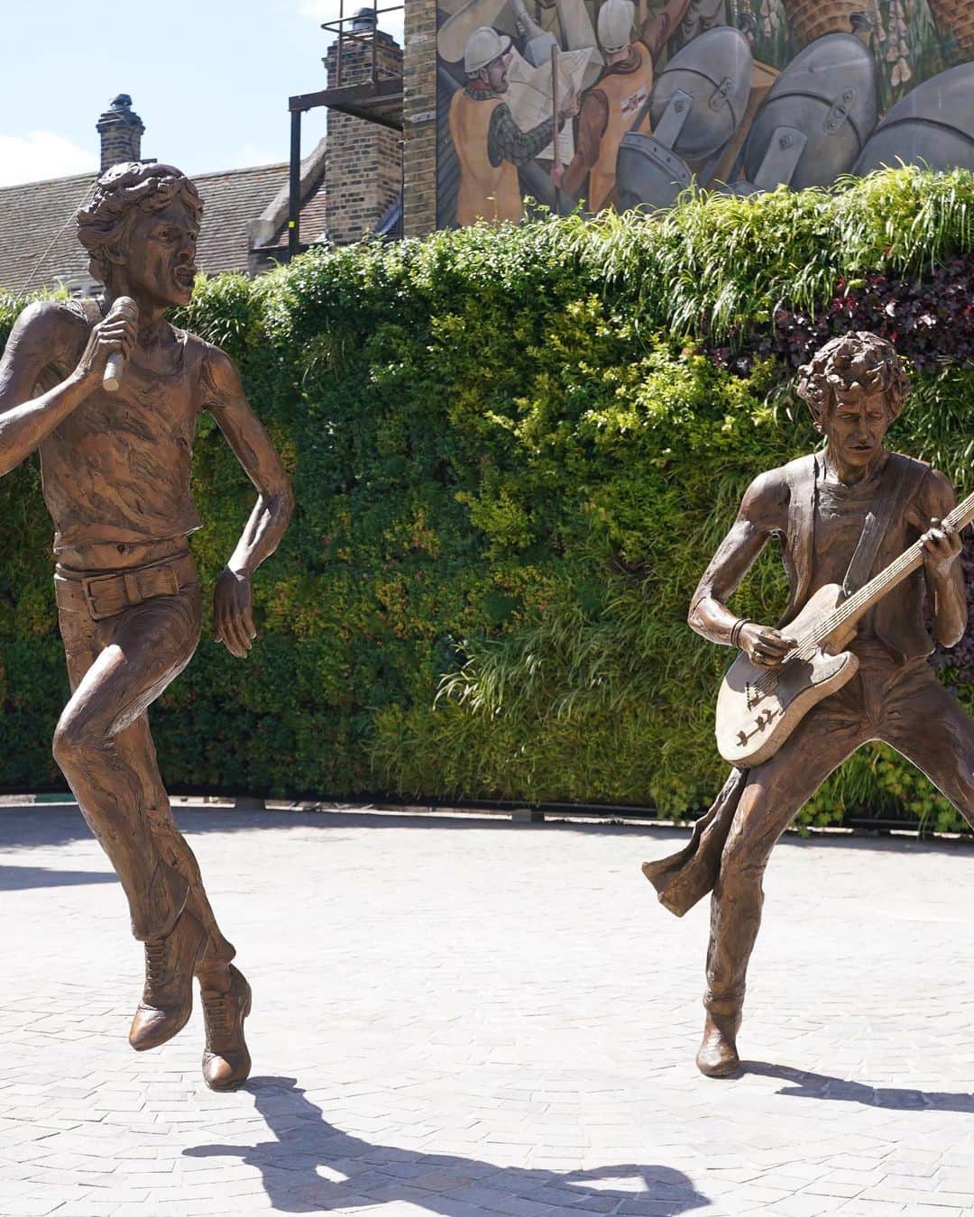 The Rolling Stonesのインスタグラム：「Statues of Mick and Keith have been unveiled in their hometown of Dartford, Kent!  Created by renowned sculptor Amy Goodman, the bronze sculptures have been named ‘The Glimmer Twins’.   Did you know there are also several streets in Dartford named after Rolling Stones songs, including Little Red Walk, Angie Mews and Ruby Tuesday Drive!  #therollingstones #mickjagger #keithrichards #mickandkeith #sculptures」