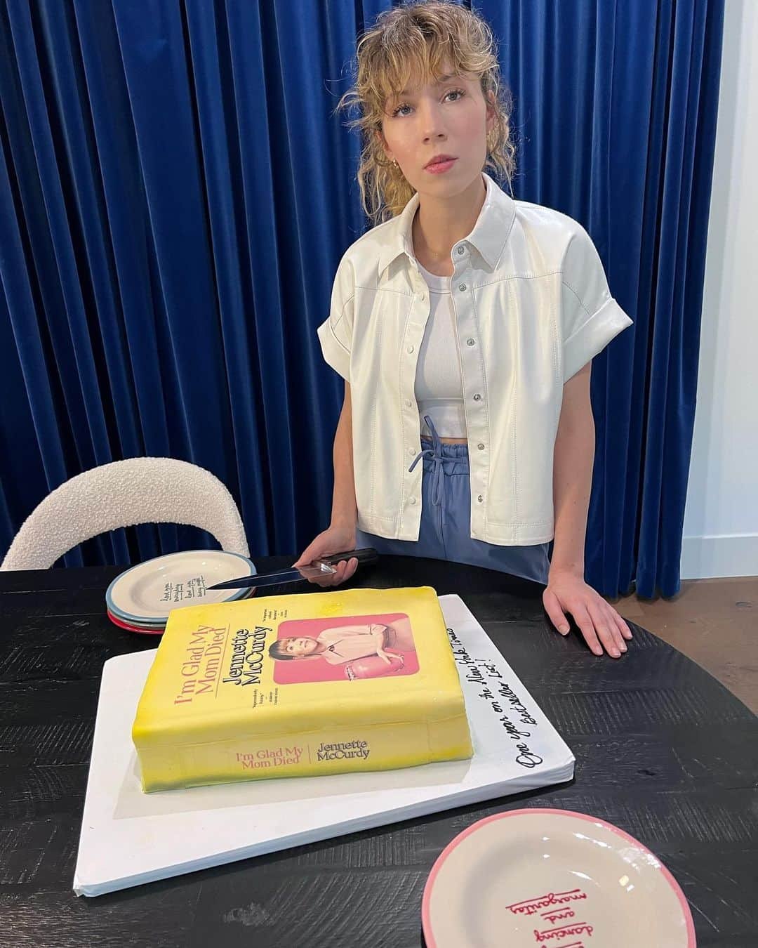 ジェネット・マッカーディさんのインスタグラム写真 - (ジェネット・マッカーディInstagram)「happy first birthday igmmd. thank you all so much for making this book a NYT bestseller for one entire year. i honestly can’t believe it. i’m grateful every day for the crazy ride this last year has been and for the incredible opportunities that have come from it. it’s thanks to you all ♥️」8月10日 4時26分 - jennettemccurdy