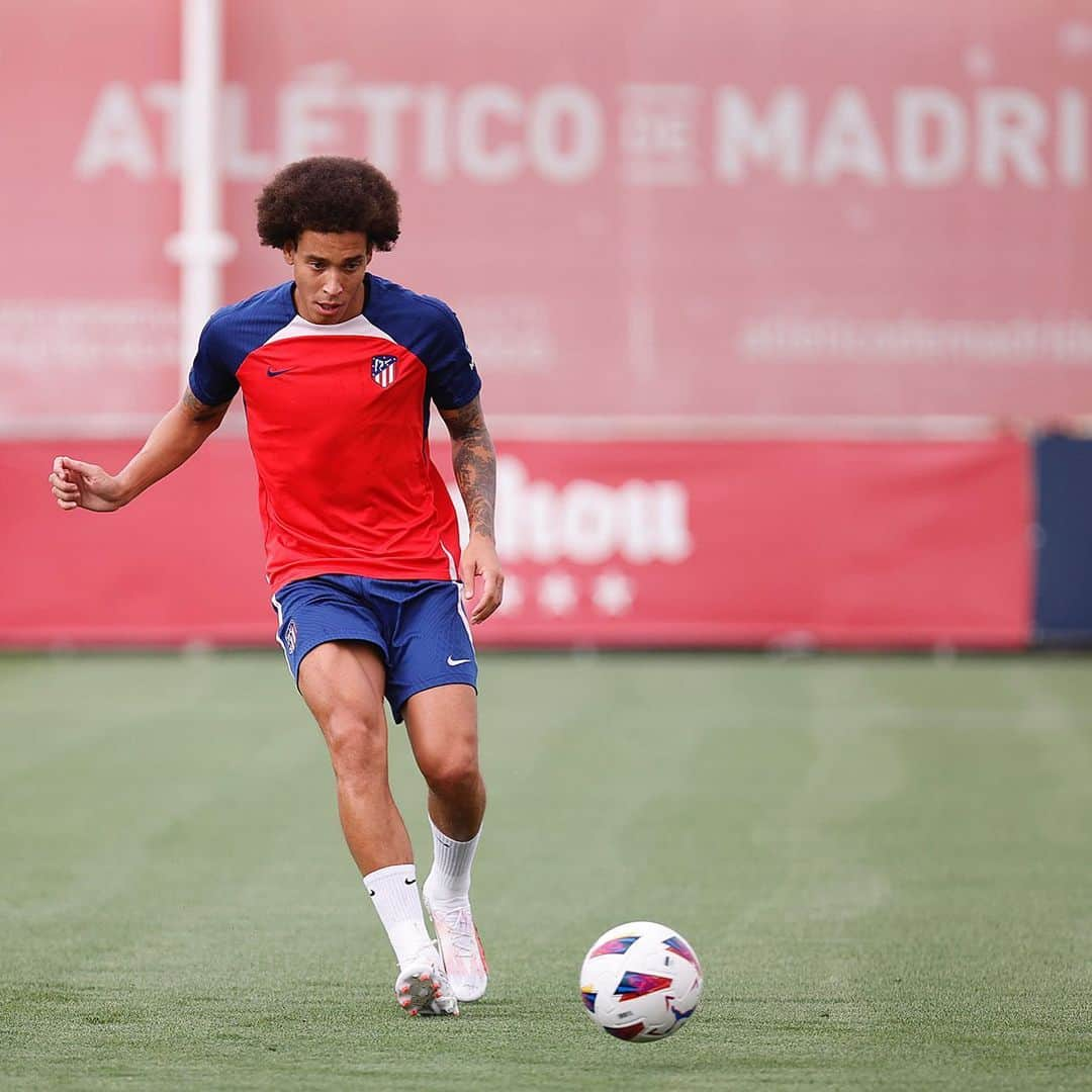 アクセル・ヴィツェルのインスタグラム：「Back home! 🇪🇸 With eyes set on a new season 👀 @atleticodemadrid」