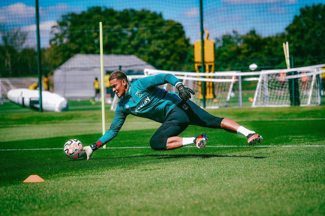 アルフォンス・アレオラのインスタグラム：「⚠️ Premier League incoming ⚠️ @westham #COYI ⚒️」