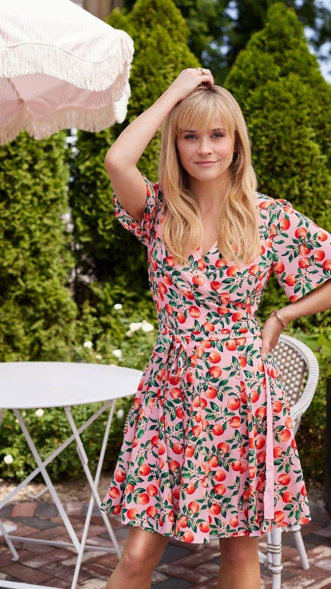 リース・ウィザースプーンのインスタグラム：「Loving all of these gorgeous new  @draperjames styles! ✨ Shop the looks now!! This pretty apple print is making these late summer days so sweet 🍎🤗💕」