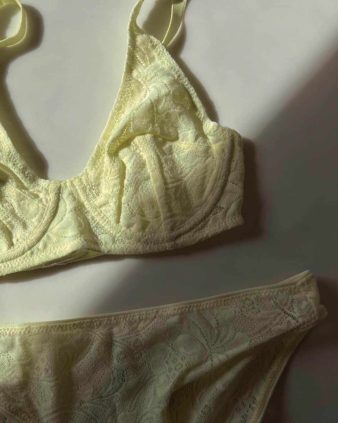 Araksのインスタグラム：「Waverly Underwire and Tris panty in French Lace Photo @foundedinbeauty #AraksBeauties #ColorByAraks #EthicallyMade」