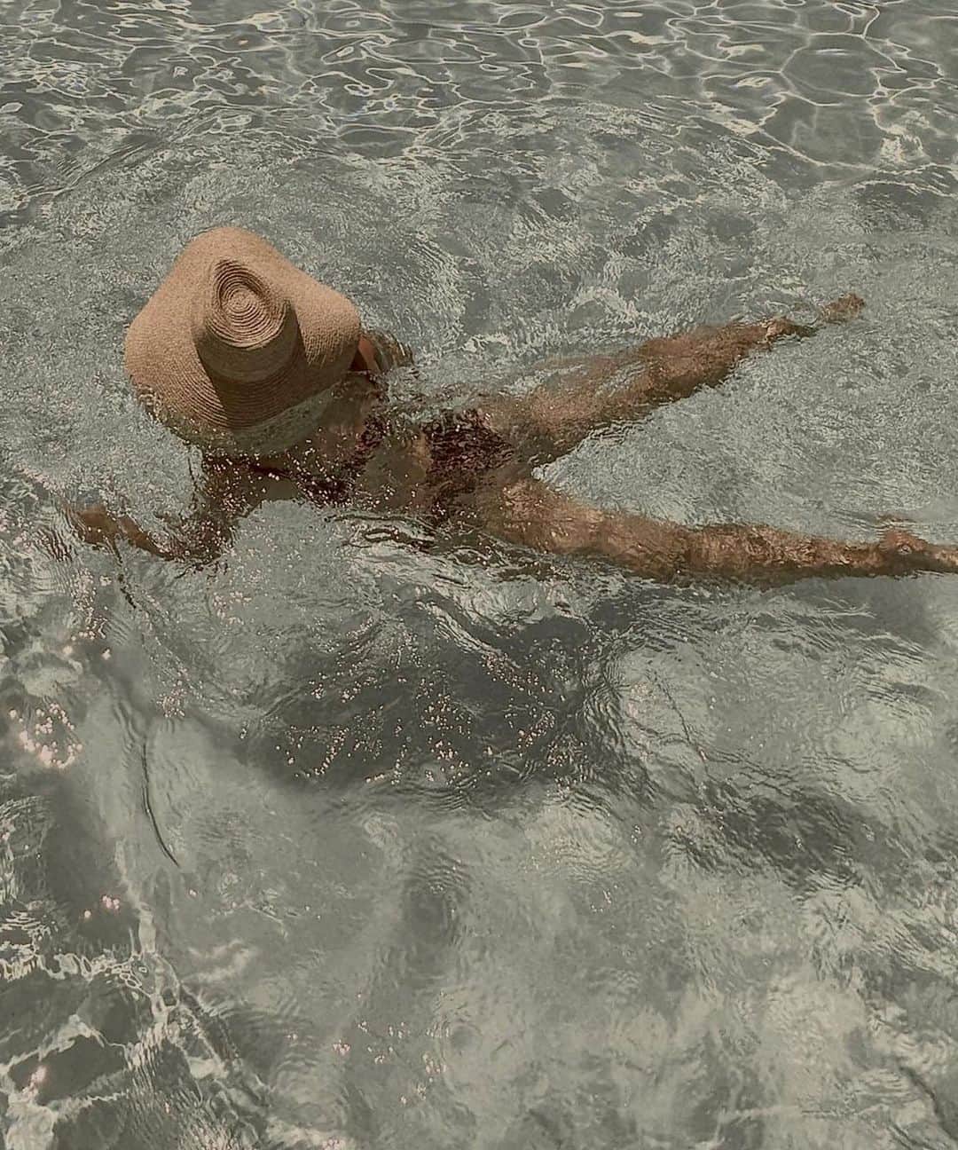 JanessaLeoneのインスタグラム：「TINSLEY___ Our best-selling hat silhouette, expertly crafted in Madagascar from durable straw, featuring a wide brim for optimal sun protection⁠.」
