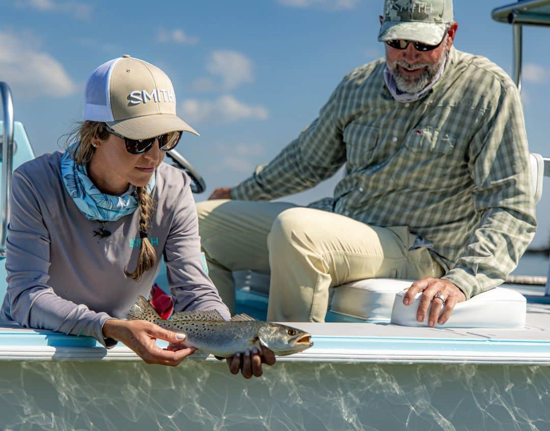 Smithのインスタグラム：「When fishing shallow waters near the coast, keeping your eyes on the prize is paramount.   We get a lot of questions about what lenses to use while inshore fishing. In short, the best lenses are the ones that enhance contrast and reduce glare. That said, we've got a few that check those boxes, and go the extra mile.   The ChromaPop Polarized Bronze Mirror is a high-contrast brown base lens that provides excellent contrast enhancement, making it easier to see fish and underwater structures. This lens is versatile and will perform well in the wide range of lighting conditions encountered while inshore fishing.  Our other personal favorite is the ChromaPop Polarized Green Mirror. A darker brown base lens with a deep green mirror finish. Polarization works with the mirrored finish to reduce glare, particularly when the sun shines brightly on the water's surface. These are going to be your best bet when in brighter environments.」