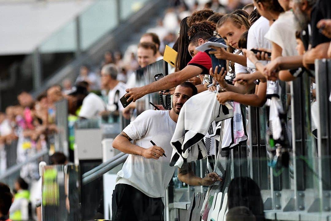 レオナルド・ボヌッチさんのインスタグラム写真 - (レオナルド・ボヌッチInstagram)「9.8.23 Allianz Stadium  Qui ho imparato, combattuto e sognato, tanto. Più di quanto pensavo fosse possibile.   La realtà di oggi, in un luogo che al di là di tutto continuo a percepire come casa, continua ad insegnarmi quanto l’amore e l’affetto possano arrivare oltre a situazioni imposte.   Grazie a voi tutti juventini, dal primo giorno, fino ancora ad oggi!」8月10日 5時05分 - bonuccileo19