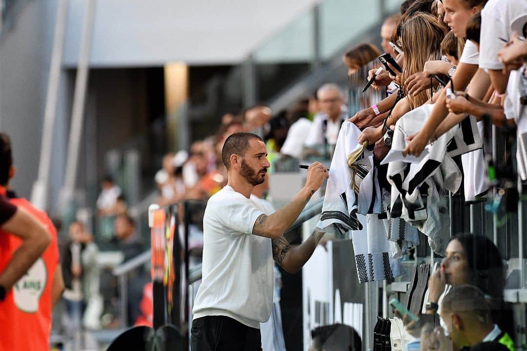 レオナルド・ボヌッチのインスタグラム：「9.8.23 Allianz Stadium  Qui ho imparato, combattuto e sognato, tanto. Più di quanto pensavo fosse possibile.   La realtà di oggi, in un luogo che al di là di tutto continuo a percepire come casa, continua ad insegnarmi quanto l’amore e l’affetto possano arrivare oltre a situazioni imposte.   Grazie a voi tutti juventini, dal primo giorno, fino ancora ad oggi!」