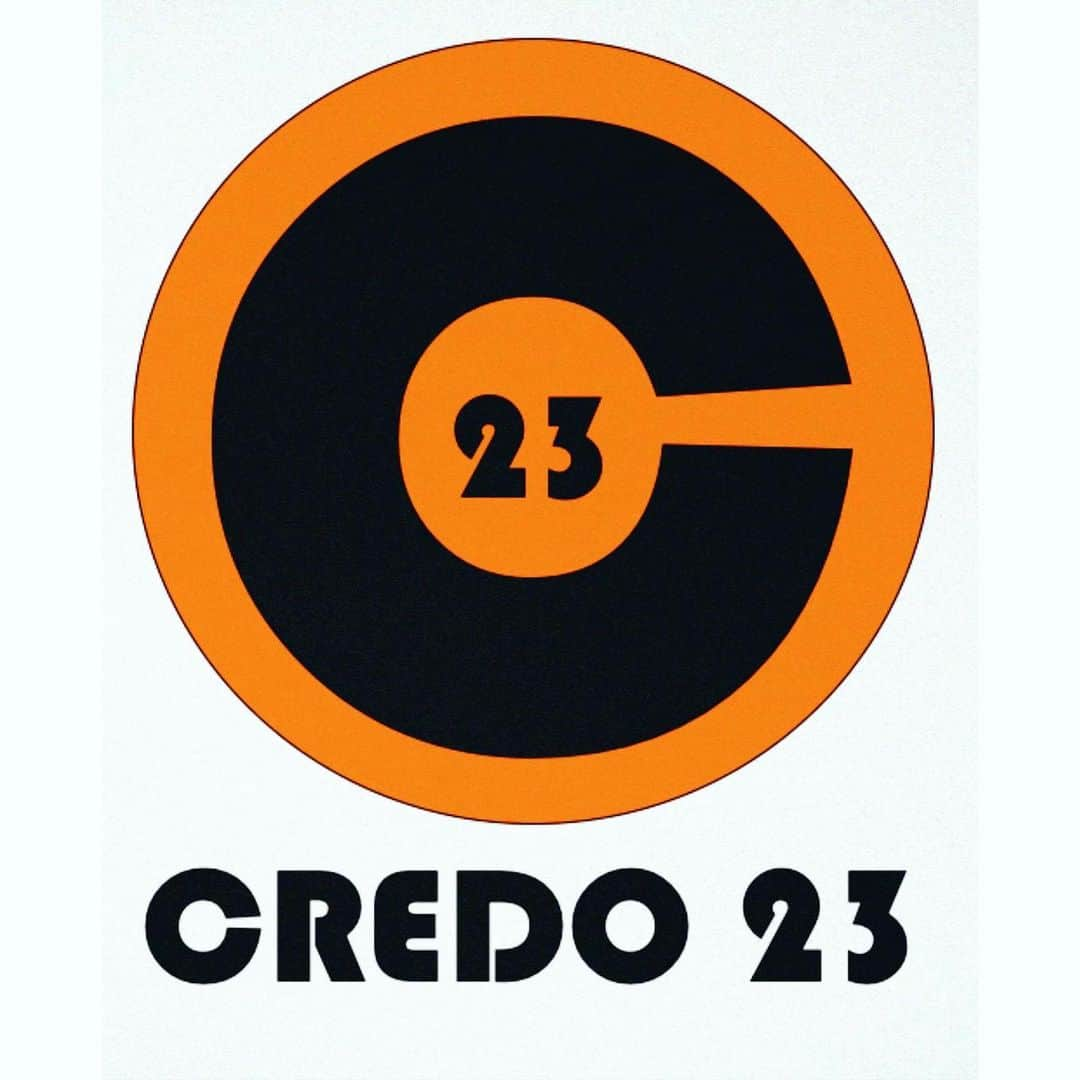 リード・モラノのインスタグラム：「Whether or not you choose to use #AI in your work, it has now become essential to identify and promote the films and series that are the work of humans.  We can’t lose sight of the importance of what has always been integral to the greatest, original storytelling that has entertained us the last 100 years:  New ideas and visions painstakingly and meticulously brought to the screen by a crew of people who are all different artists, each utilizing their unique talents and creative instincts to make us FEEL with their raw, real and very human touch.  Think of it as an “organic” stamp for your work.  When you put the #credo23 stamp on your film, your audience will know that they’re watching the real deal.   Council Members:  @_justinebateman_ (founder) @reedmorano  @ariannephillips  #MattWeiner #juliettelewis   As generative #AI increases in the film industry the #credo23 tells the audiences yours is a non-AI, all human Union project.  Site live now.  Link in Bio.  Www.credo23.com」