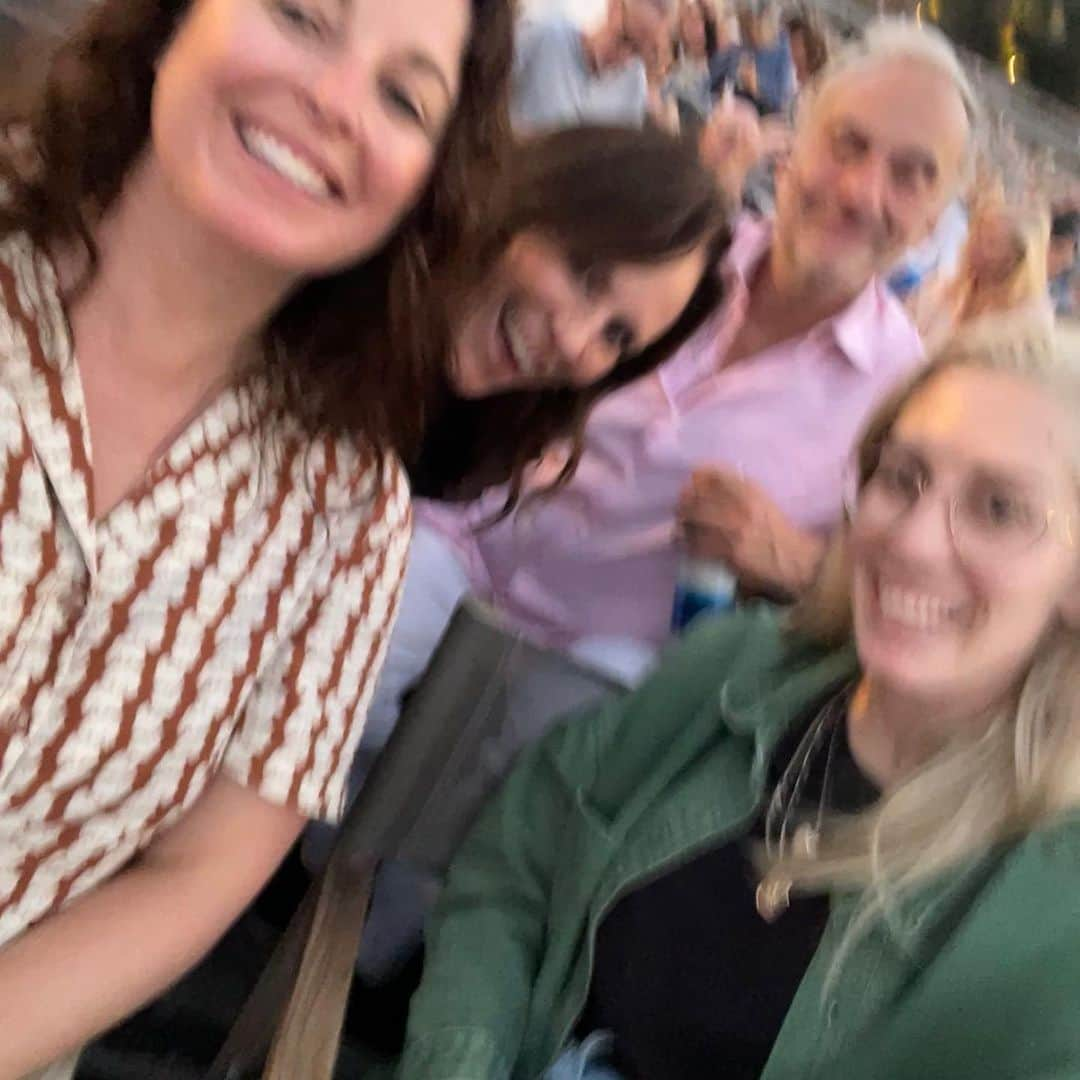 アナベス・ギッシュさんのインスタグラム写真 - (アナベス・ギッシュInstagram)「Beethoven Beauties at the Bowl (beaming blurry buffoonery)」8月10日 5時29分 - annabeth_gish