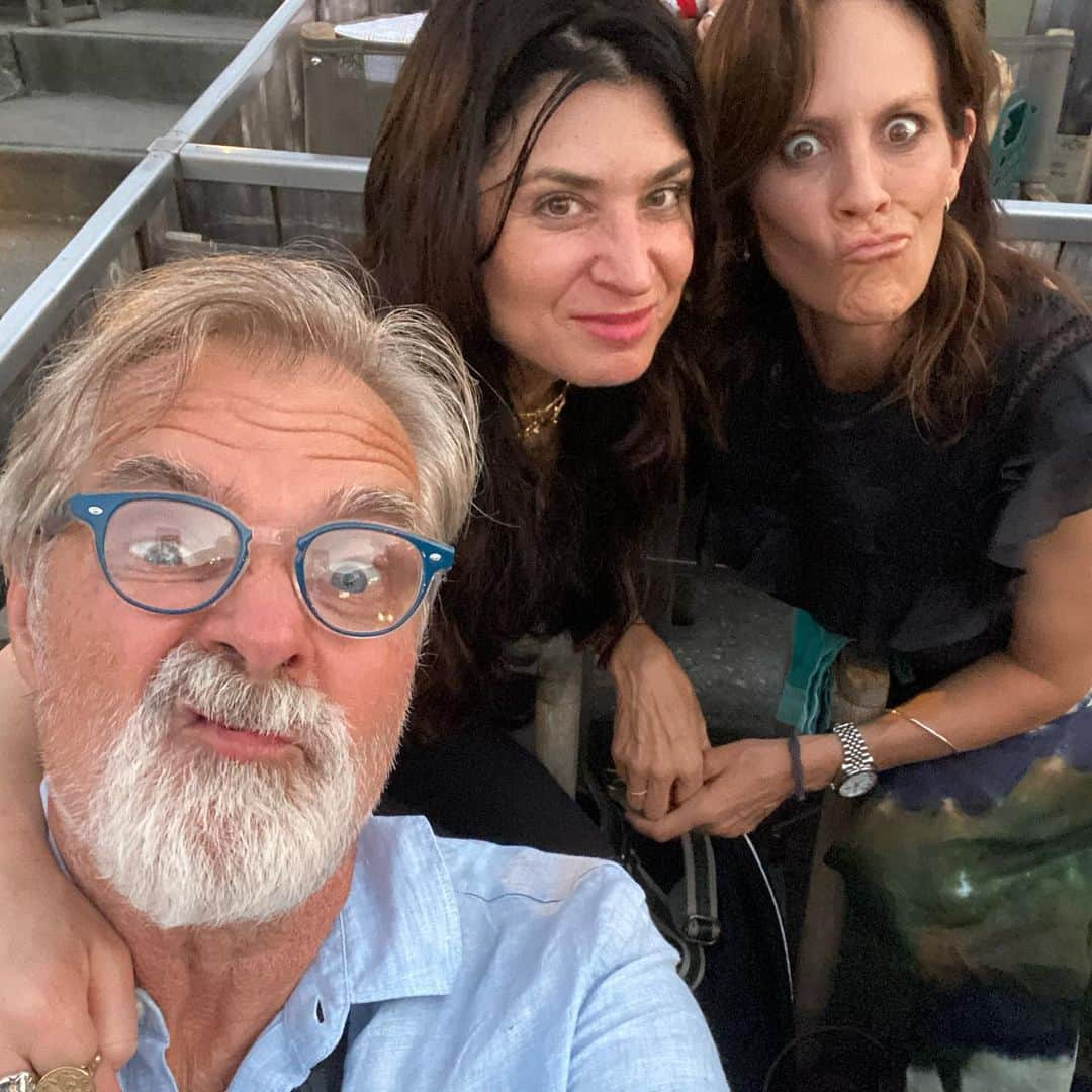 アナベス・ギッシュさんのインスタグラム写真 - (アナベス・ギッシュInstagram)「Beethoven Beauties at the Bowl (beaming blurry buffoonery)」8月10日 5時29分 - annabeth_gish