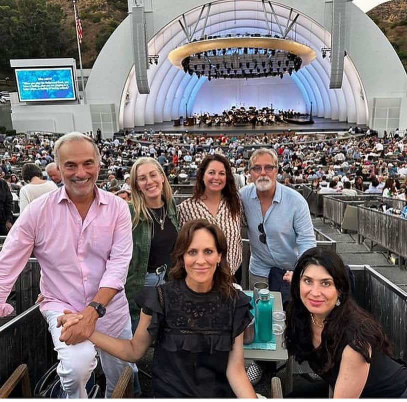 アナベス・ギッシュさんのインスタグラム写真 - (アナベス・ギッシュInstagram)「Beethoven Beauties at the Bowl (beaming blurry buffoonery)」8月10日 5時29分 - annabeth_gish