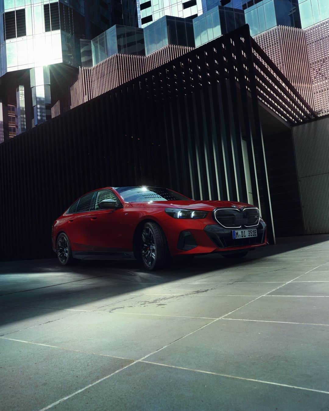 BMWのインスタグラム：「Powerful, electrifying, presence.  The new BMW i5 M60. 100% electric.  #THENEWi5 #THEi5 #BMW #BMWi #BornElectric #BMWElectric __ BMW i5 M60 xDrive​*: Combined power consumption: 20.6–18.2 kWh/100 km. Combined CO2 emissions: 0 g/km. Electric range: 455–516 kilometers. All data according to WLTP. * Preliminary data; no homologation figures available yet. Further info: www.bmw.com/disclaimer」