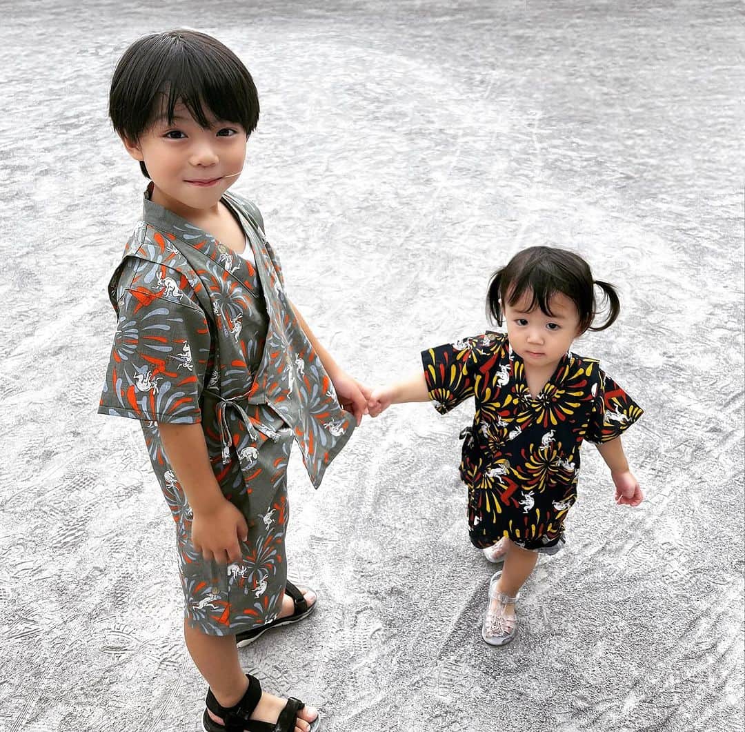 恒松あゆみのインスタグラム：「ある日のお祭り兄妹。  お揃い✨   #1歳11ヶ月   #6歳8ヶ月   #お祭り #甚平 #鳥獣戯画」