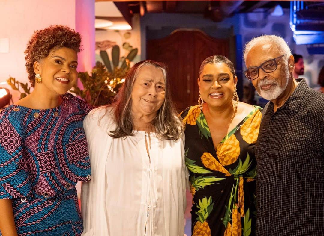 Preta Gilのインスタグラム：「Uma noite astral pra ficar na memória ao lado da minha família e dos meus amigos amados!!! #Preta49  Fotos: @gee.eu」