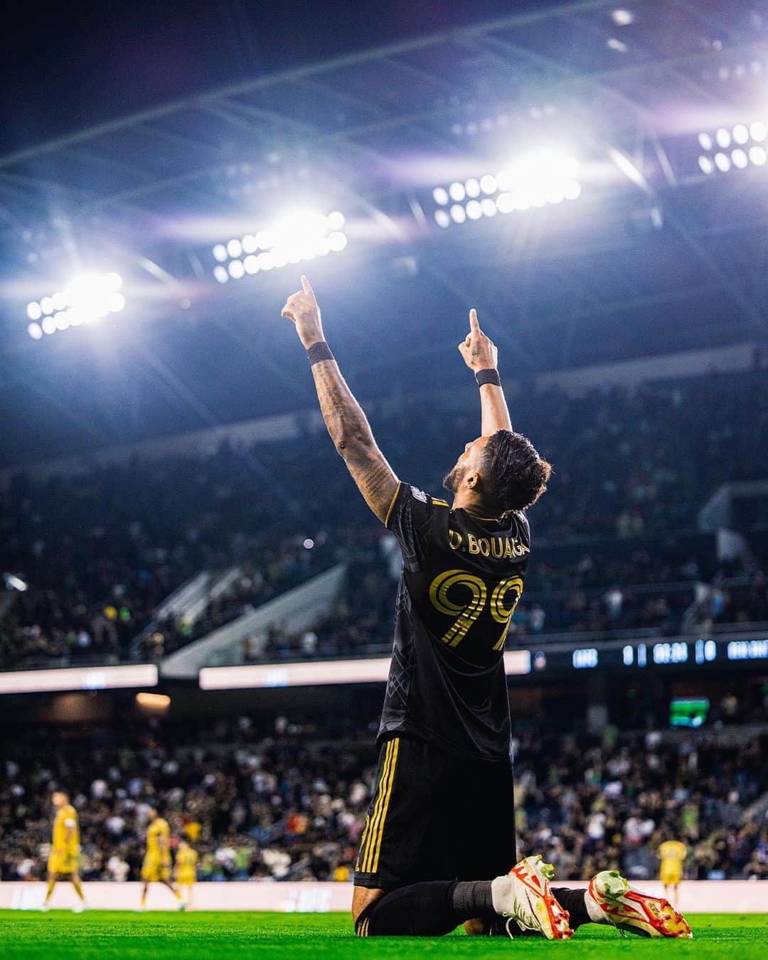 Major League Soccerのインスタグラム：「Another dominant performance from @lafc. 🙌  📸: @devinlamoreaux」