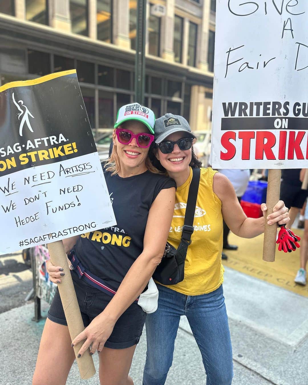 ビジー・フィリップスのインスタグラム：「today marks 100 days of striking for our writers @wgawest @wgaeast and day 27 for actors @sagaftra This will be over when the AMPTP eventually does the right thing and makes a fair deal. We won’t stop until they do.  Also i saw many friends on the line today but only took pictures with @scardinoandsons and sweet sweet @jennyyangtv who’s in town for a show sat night! and also here are 3 pig pots i finished today and a song by @alliebuckley that i love. ❤️」