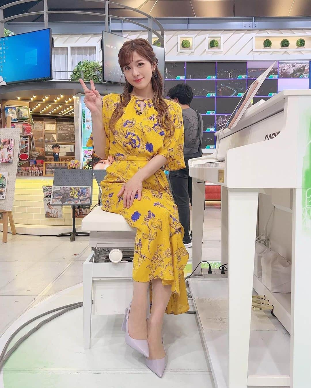 のインスタグラム：「おはようございます💓 　 今朝のお目覚めいかがですか？？ TBS「THE TIME,」出演してます🥹  今朝は鮮やかなイエロードレス👗✨  今朝の4時台は小田和正さん 「こころ」でした🎹 リハ動画あげたよ〜😆💓  この後は7:50分過ぎに ピアノ弾くよーみてね💓  今朝の衣装👗✨  ワンピース @pinkyanddianne_official  イヤリング @abiste_official  #thetime_tbs #tbs #thetime  #高木里代子 #riyokotakagi  #ピアノ #ピアニスト  #ジャズ #ジャズピアノ #ジャズピアニスト #piano #pianist #jazz #jazzpiano #jazzpianist #youtuber #小田和正 #こころ」