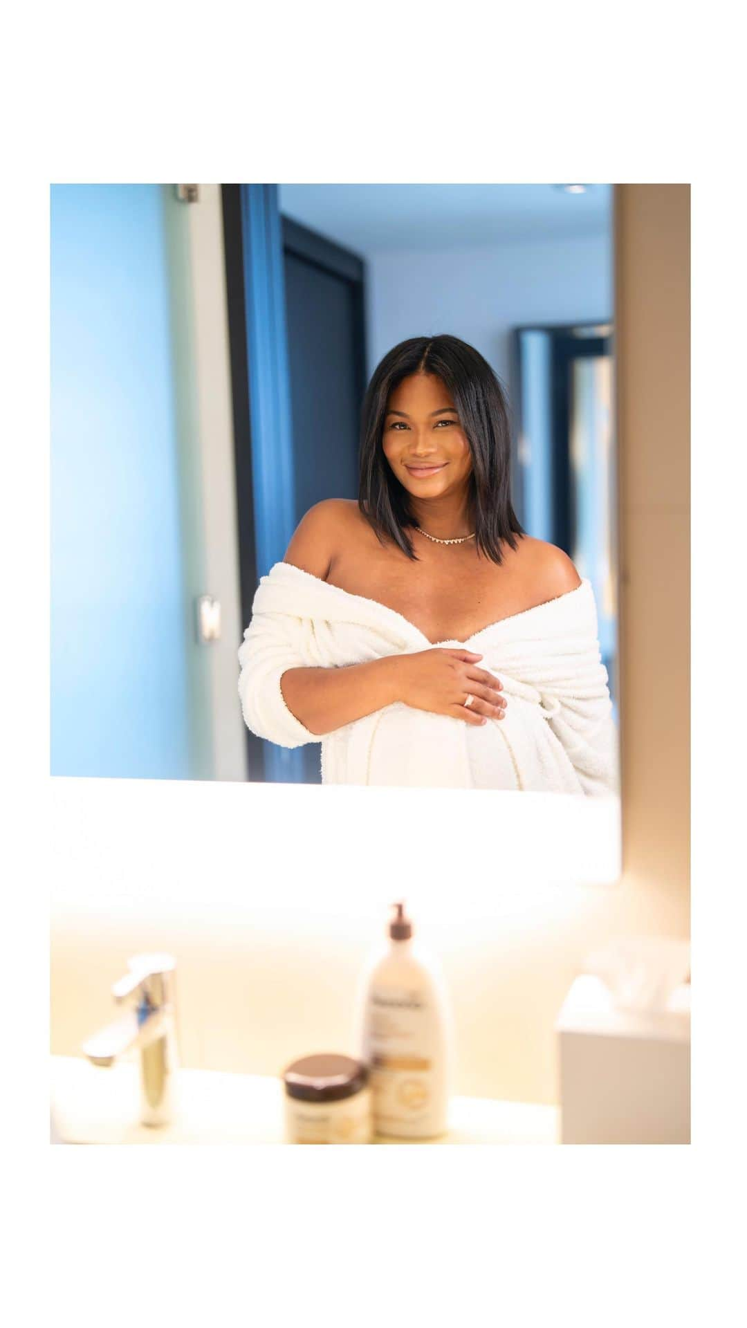 シャネル・イマンのインスタグラム：「Did you know that 64% of Black Americans deal with some kind of skin concern, yet one-third struggle to find doctors who understand their skin? As my family suffers from sensitive skin and eczema, I know how much your skin health can impact your daily life. That’s why I am excited to team up with @AveenoUS on their #SkinVisibility program, which aims to address the underdiagnosis, care and treatment of sensitive skin and eczema on skin of color. This year, they are collaborating with @healthinherhue: a platform connecting women of color to culturally sensitive healthcare providers, evidence-based health content, and community support. If you’re like me and want to take more control of your skin, find a dermatologist who understands your specific needs and receive educational content on sensitive and eczema prone skin needs, head over to HealthInHerHUE.com or my Instagram Story to redeem 1 of 500 free annual memberships sponsored by Aveeno® while subscriptions last. #AveenoPartner」